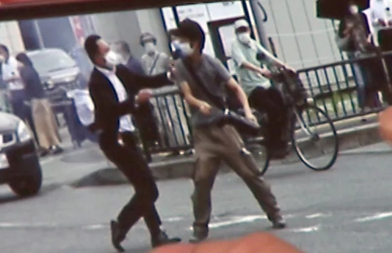 ޖަޕާންގެ ފުލުހަކު، އެ ގައުމުގެ ކުރީގެ ބޮޑުވަޒީރު ޝިންޒޯ އަބޭ އަށް ހަމަލާދިން މީހާ އަތުލައިގަންނަނީ