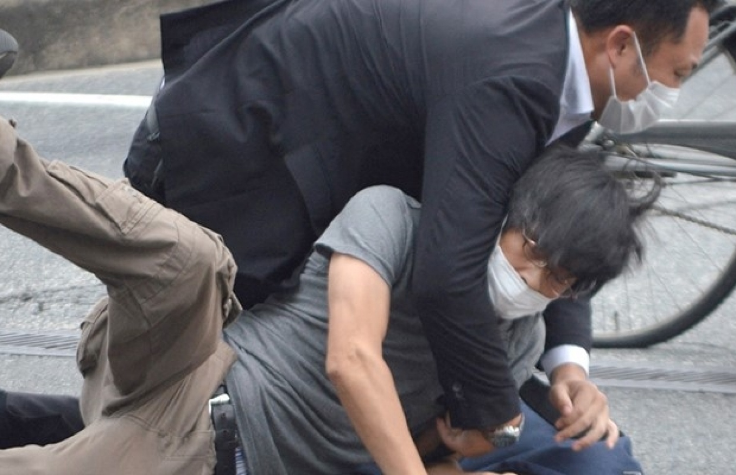 ޖަޕާންގެ ފުލުހަކު، ކުރީގެ ބޮޑުވަޒީރު ޝިންޒޯ އަބޭ އަށް ހަމަލާދިން މީހާ ބިންމައްޗަށް ވައްޓާލައި އަތުލައިގަންނަނީ