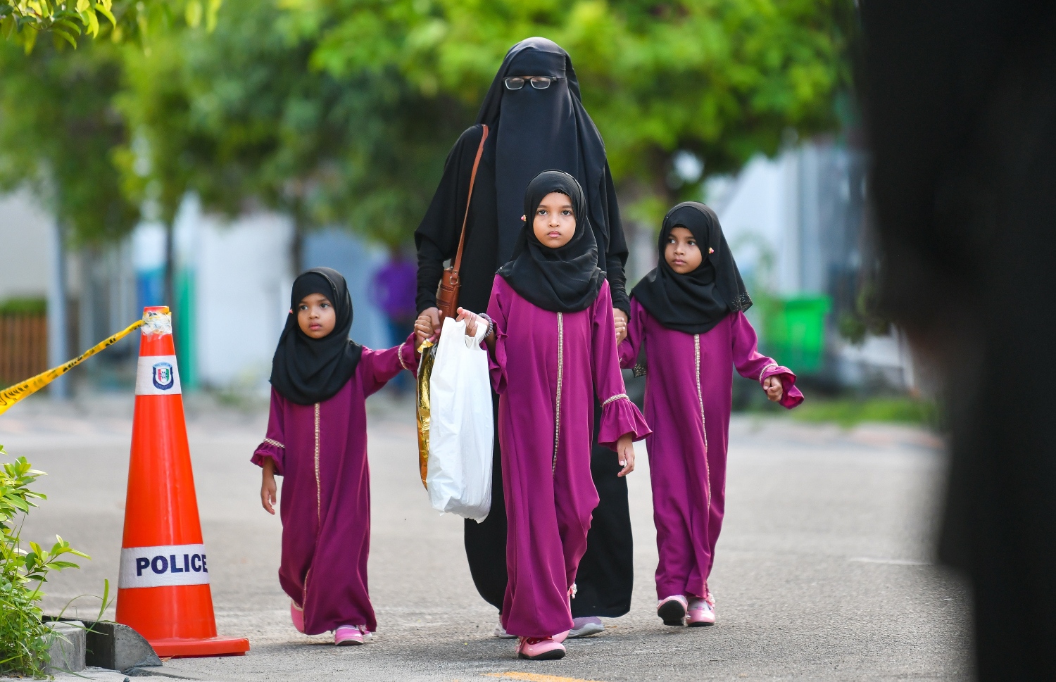 ޖުލައި 9، 2022 - ހުޅުމާލެ: އީދު ނަމާދުގެ ބޮޑު ޖަމާއަތުގައި ގިނަ ގިނަ ބަޔަކު ބައިވެރިވި. ހުޅުމާލޭގައި ބޮޑު ޖަމާއަތް އޮތީ ޓްރެކް ސަރަހައްދުގައި. -- ފޮޓޯތައް: ފަޔާޒް މޫސާ/މިހާރު