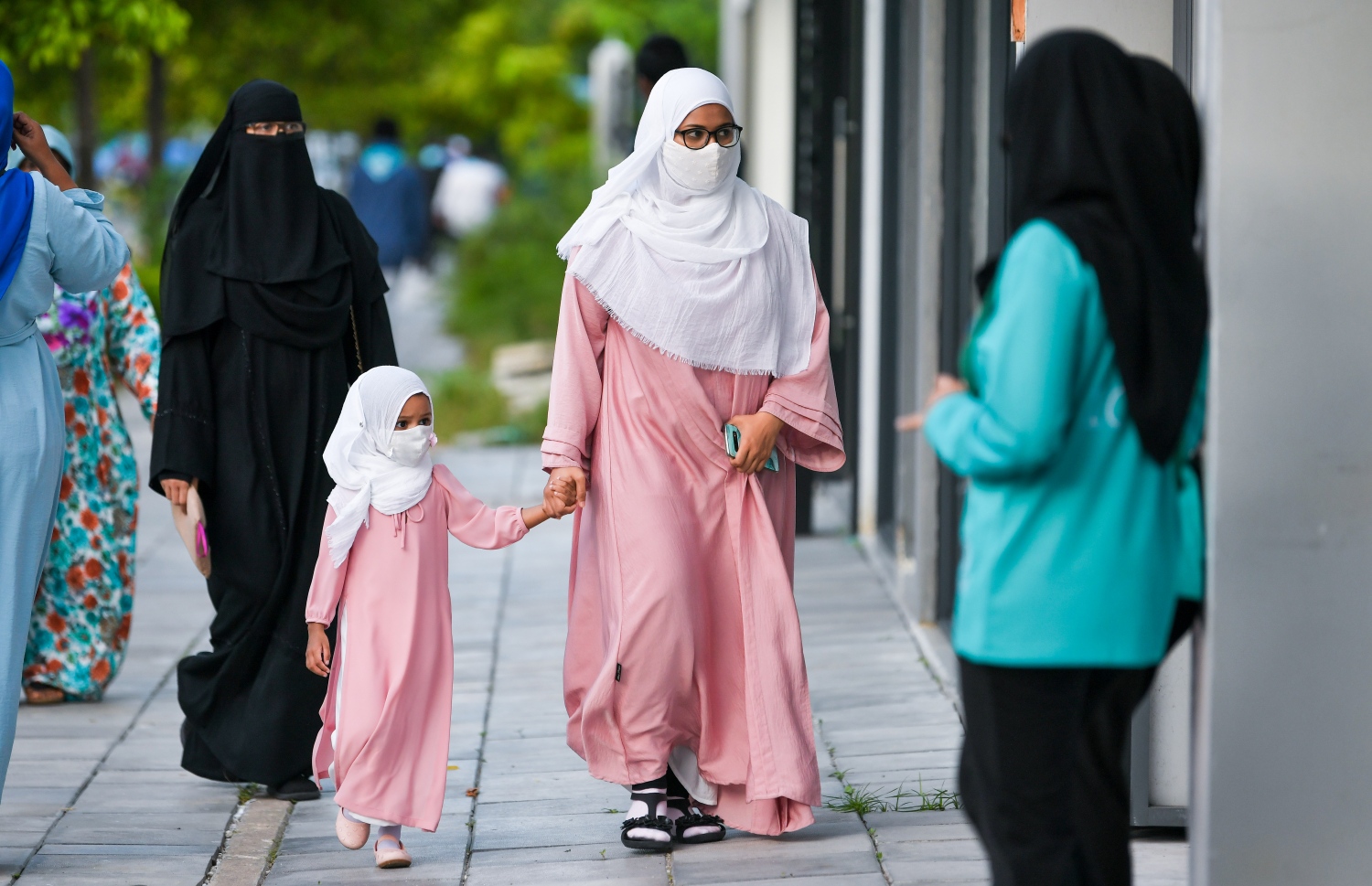 ޖުލައި 9، 2022 - ހުޅުމާލެ: އީދު ނަމާދުގެ ބޮޑު ޖަމާއަތުގައި ގިނަ ގިނަ ބަޔަކު ބައިވެރިވި. ހުޅުމާލޭގައި ބޮޑު ޖަމާއަތް އޮތީ ޓްރެކް ސަރަހައްދުގައި. -- ފޮޓޯތައް: ފަޔާޒް މޫސާ/މިހާރު