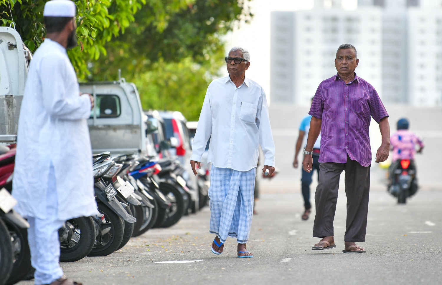 ޖުލައި 9، 2022 - ހުޅުމާލެ: އީދު ނަމާދުގެ ބޮޑު ޖަމާއަތަށް ދިޔަ އެތައް ސަތޭކަ މީހުންގެ ތެރޭގައި ހުރިހާ އުމުރެއްގެ މީހުން ހިމެނޭ. -- ފޮޓޯތައް: ފަޔާޒް މޫސާ/މިހާރު