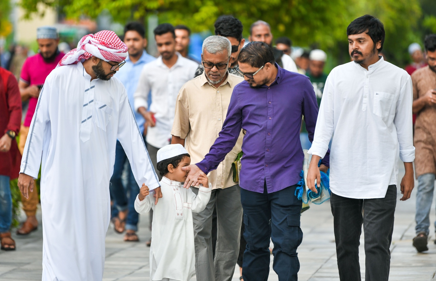 ޖުލައި 9، 2022 - ހުޅުމާލެ: އީދު ނަމާދުގެ ބޮޑު ޖަމާއަތުގައި ނަމާދު ކުރުމަށް ފަހު އެއްބަޔަކު އަނެއް ބަޔަކަށް ދުވަހުގެ ތަހުނިޔާ ކިޔައި ހަދިޔާ ބަދަލުކުރުން ވެސް އޮތް. -- ފޮޓޯތައް: ފަޔާޒް މޫސާ/މިހާރު