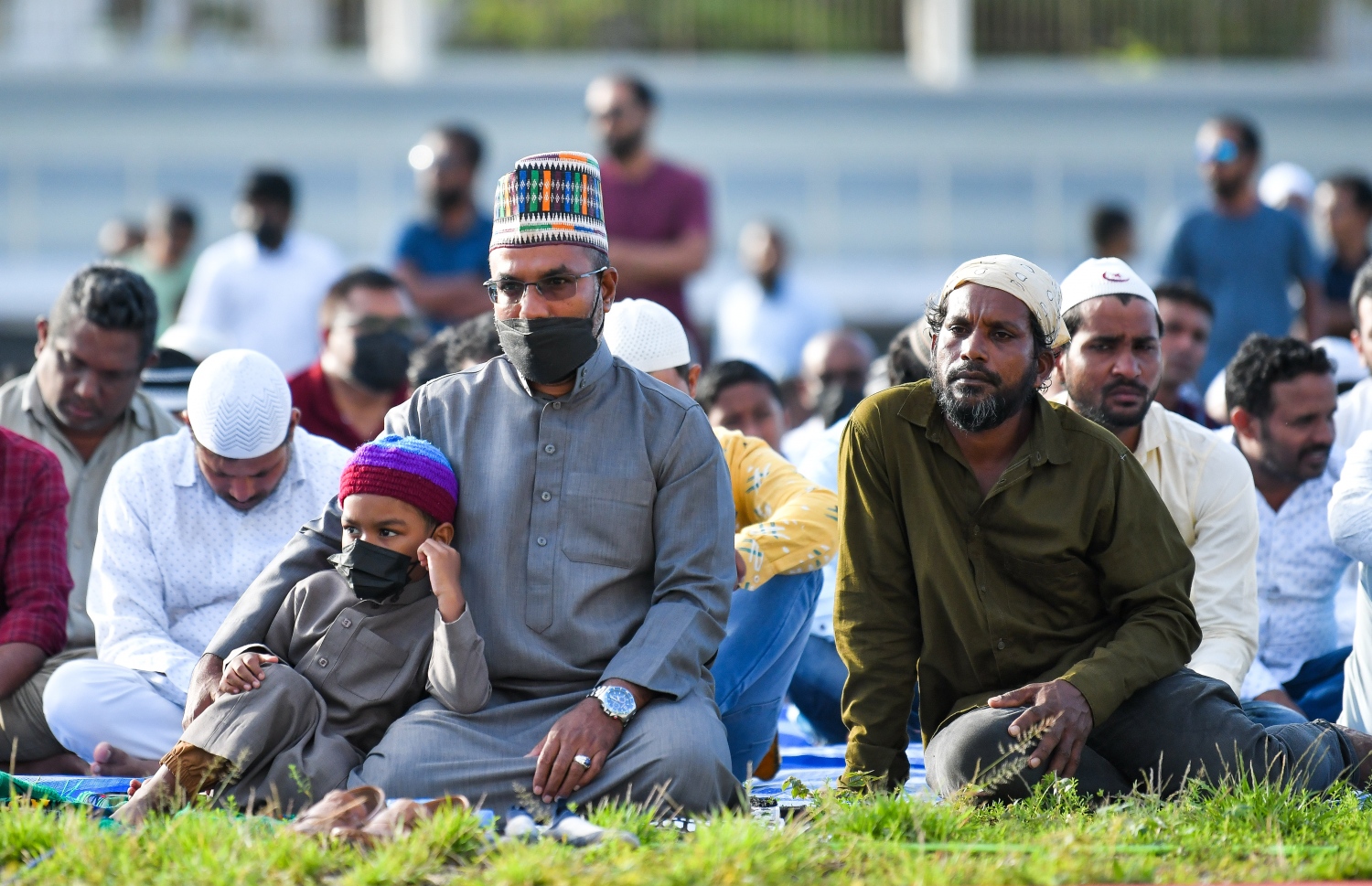 ޖުލައި 9، 2022 - ހުޅުމާލެ: އީދު ނަމާދުގެ ބޮޑު ޖަމާއަތުގައި ނަމާދު ކުރުމަށް ފަހު ޚުތުބާ އަޑުއަހަނީ. -- ފޮޓޯތައް: ފަޔާޒް މޫސާ/މިހާރު