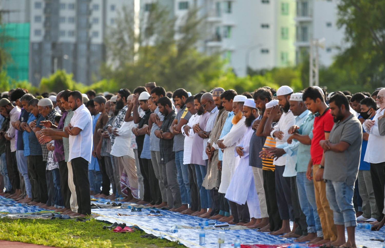 ޖުލައި 9، 2022 - ހުޅުމާލެ: އީދު ނަމާދުގެ ބޮޑު ޖަމާއަތުގައި ނަމާދު ކުރަނީ -- ފޮޓޯތައް: ފަޔާޒް މޫސާ/މިހާރު