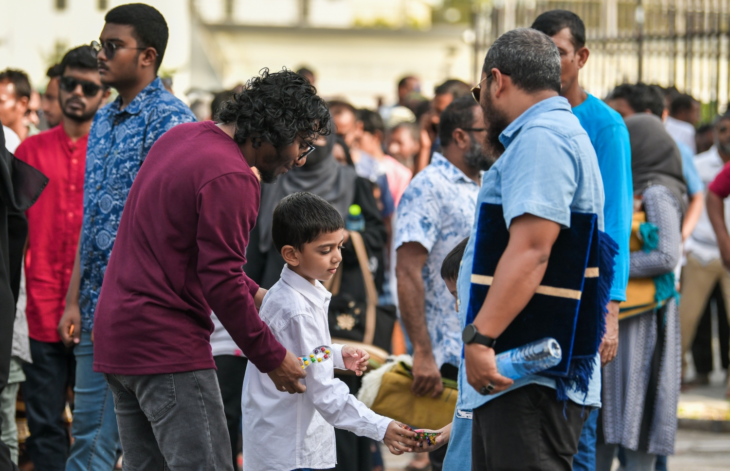 ޖުލައި 9، 2022 - ހުޅުމާލެ: އީދު ނަމާދުގެ ބޮޑު ޖަމާއަތުގައި އެއްބަޔަކު އަނެއްބަޔަކަށް ހަދިޔާ ބަހައި ދުވަހުގެ ތަހުނިޔާ ކިޔަނީ. -- ފޮޓޯތައް: ފަޔާޒް މޫސާ/މިހާރު