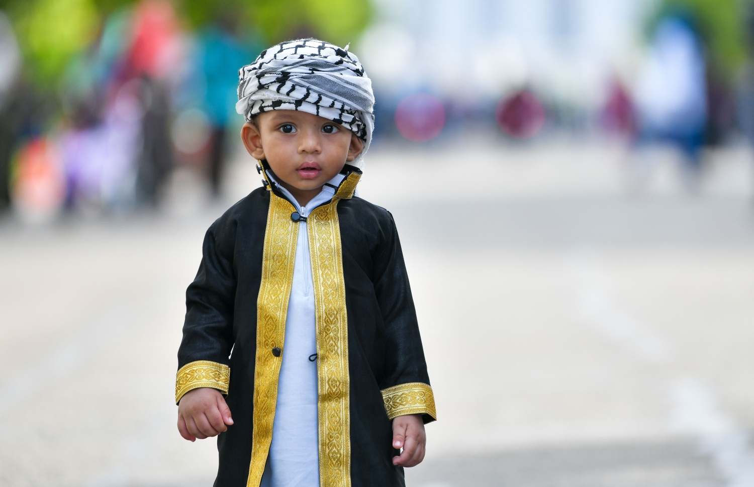 ޖުލައި 9، 2022 - ހުޅުމާލެ: އީދު ނަމާދުގެ ބޮޑު ޖަމާއަތުގައި ބައިވެރިވި ކުޑަކުއްޖަކު ފޮޓޯއަށް ހުއްޓިލައިގެން. -- ފޮޓޯތައް: ފަޔާޒް މޫސާ/މިހާރު