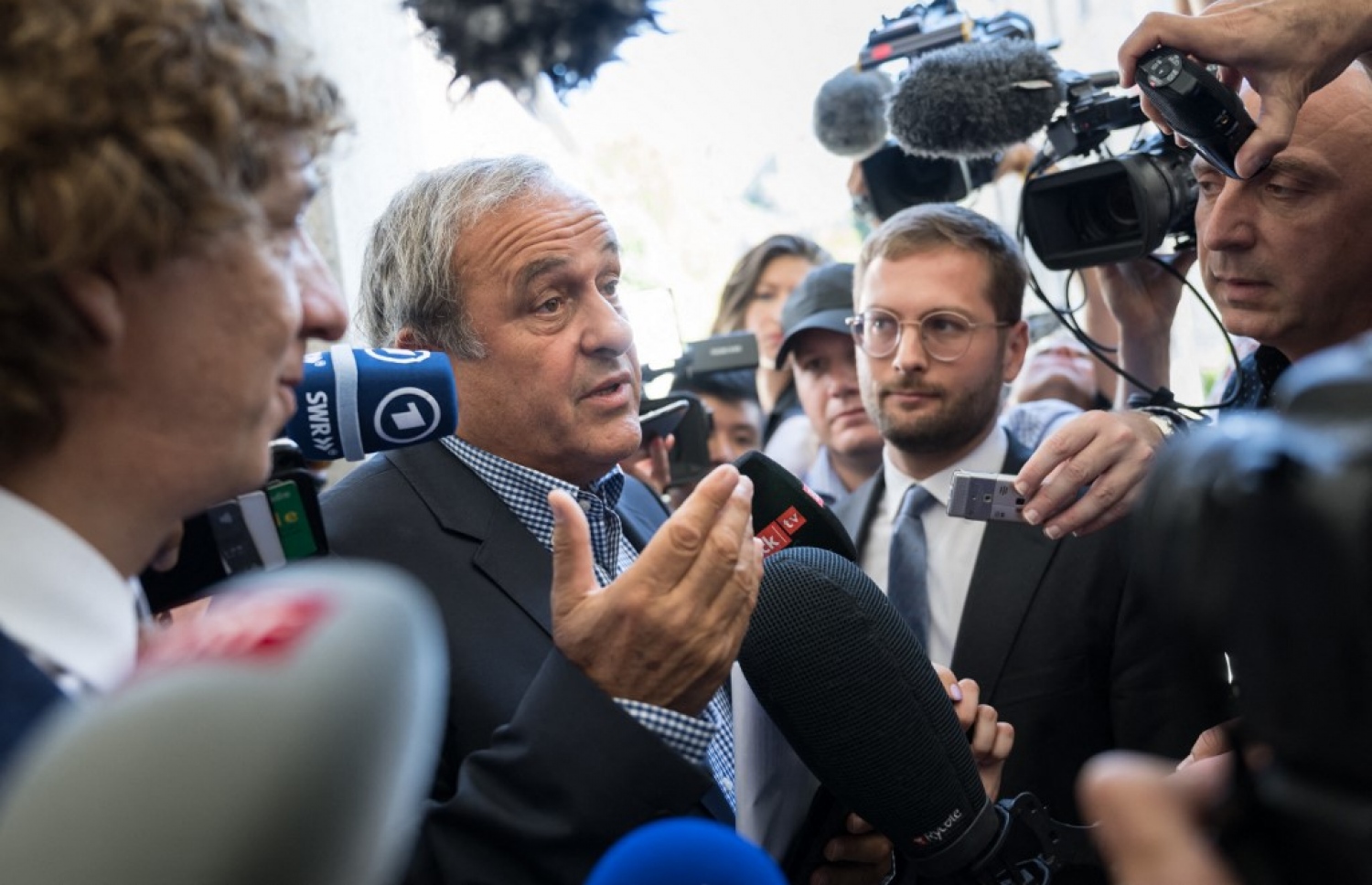 ސްވިޓްޒަލޭންޑްގެ ބެލިންޒޯނާ ފެޑެރަލް ކްރިމިނަލް ކޯޓު ބޭރުގައި އިއްޔެ ޕްލެޓިނީ މީޑިއާއާ ވާހަކަ ދައްކަނީ.-- ފޮޓޯ: އޭއެފްޕީ