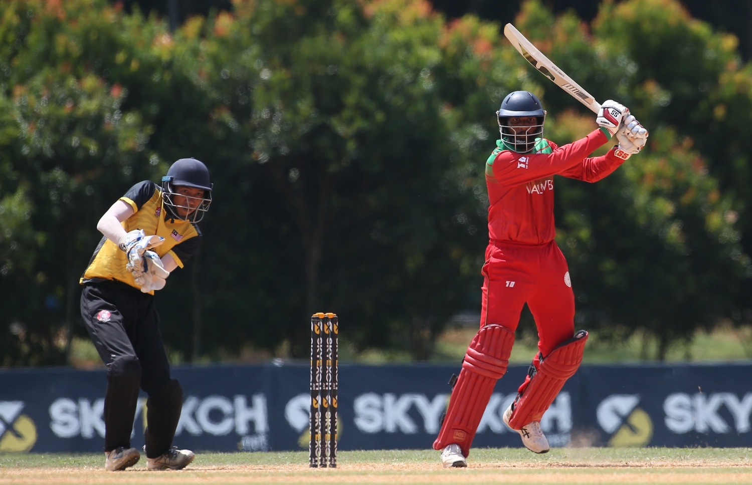 މެލޭޝިއާ އާއި ރާއްޖެ، ކުއަޑްރަންގިއުލާ ސީރީޒްގައި ކުޅުނު ފަހު މެޗުގެ ތެރެއިން.-- ފޮޓޯ: ކްރިކެޓް ބޯޑް އޮފް މޯލްޑިވްސް