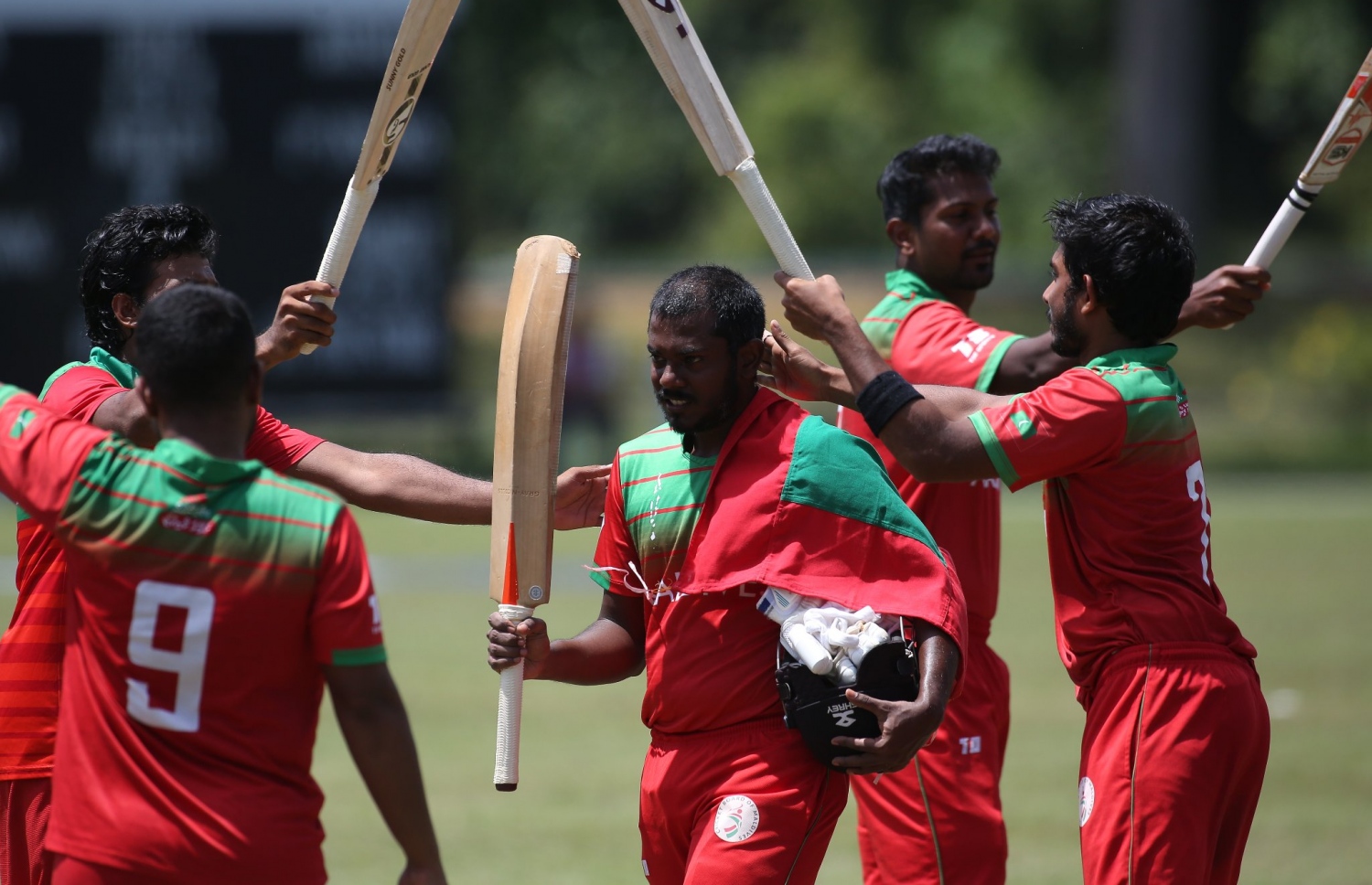 މެޗަށް ފަހު ގައުމީ ޓީމުން ރިޓަޔާ ކުރި އަހުމަދު ހަސަން (އައްމަޑޭ) އަށް ގާޑް އޮފް އޮނާއެއް ދެނީ.-- ފޮޓޯ: ކްރިކެޓް ބޯޑް އޮފް މޯލްޑިވްސް