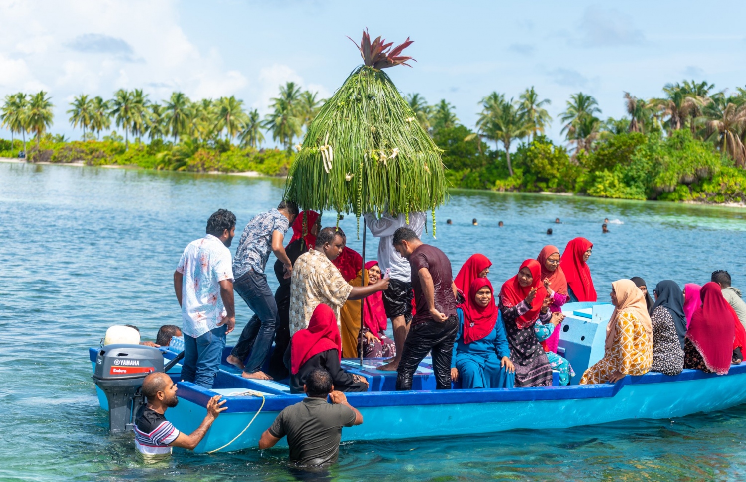 މި އަހަރުގެ ބޮޑު އީދު ފާހަގަކުރުމުގެ ގޮތުން ގދ. ގެމަނަފުށީގެ އަންހެނުން ރަށް ކޯޑި ނަގަނީ -- ފޮޓޯ: ގެމަނަފުށި ފޭސްބުކް ޕޭޖް