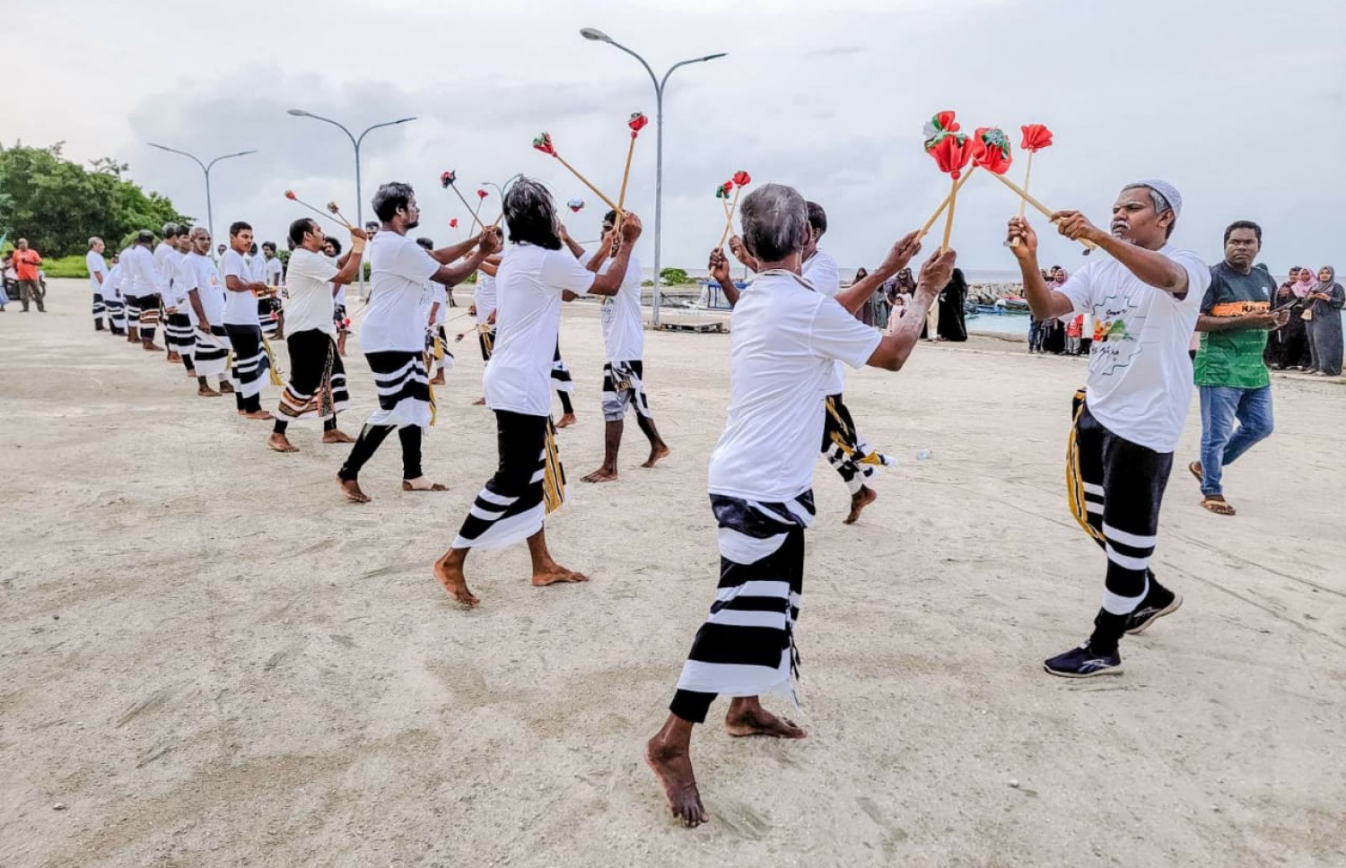 ބޮޑު އީދު ފާހަގަކުރުމުގެ ހަރަކާތްތަކުގެ ތެރެއިން ހދ. ކުރިނބީ ބަނދަރު ސަރަހައްދުގައި އެ ރަށުގެ ޒުވާނުން ދަނޑި ޖެހަނީ -- ފޮޓޯ: އަލީ ވިޝާމް