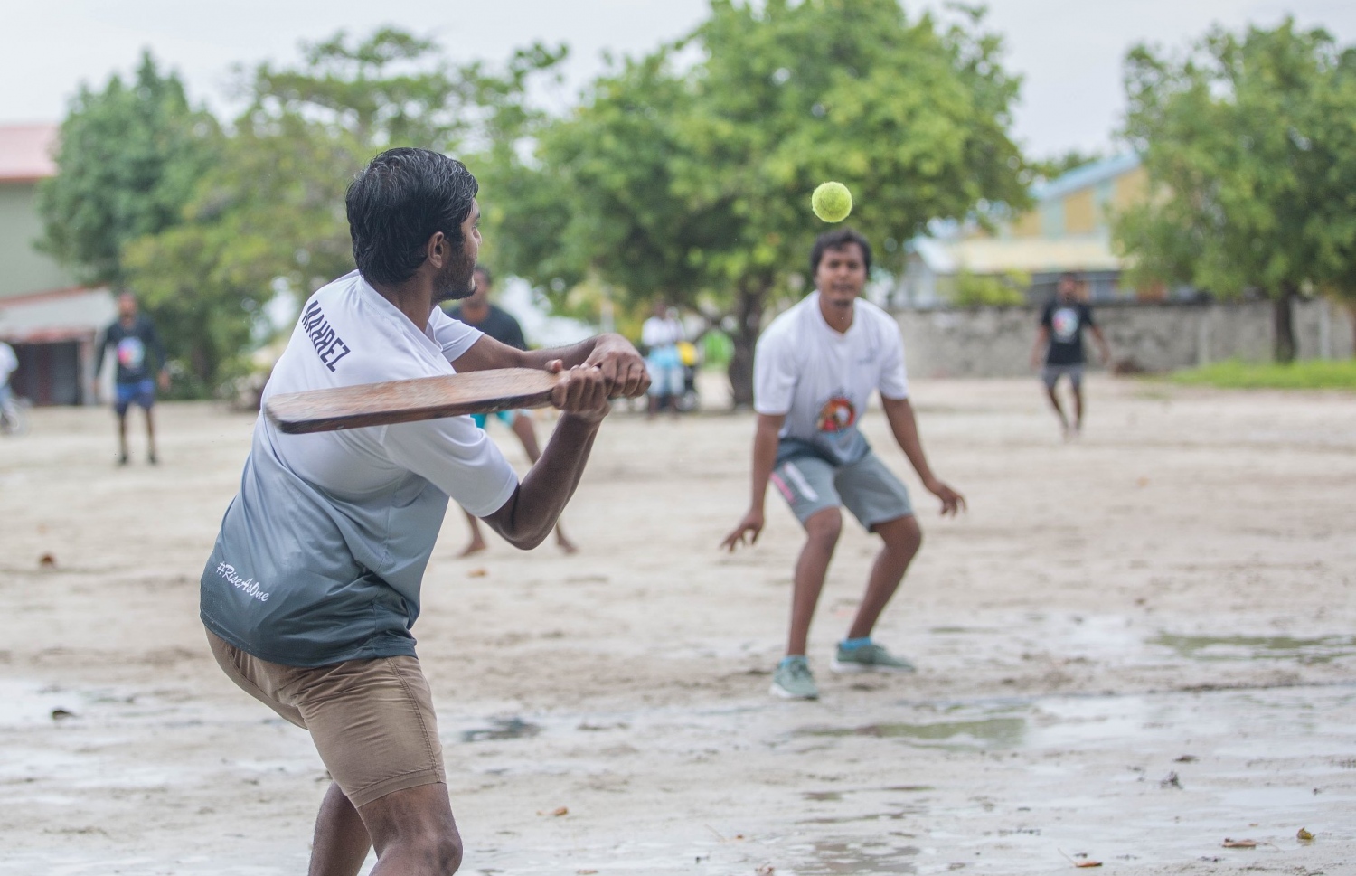 އީދު ދުވަހު ނ. ވެލިދޫގައި ދެ ޖިންސުގެ މީހުން މެދުގައި ބޭއްވި ތިންމުގޯލި މުބާރާތުގައި މީހުން ފިރިހެން ދެ ޓީމެއް ކުޅެނީ -- ފޮޓޯ: އީދު އުދާ ވެލިދޫ ފޭސްބުކް ޕޭޖް