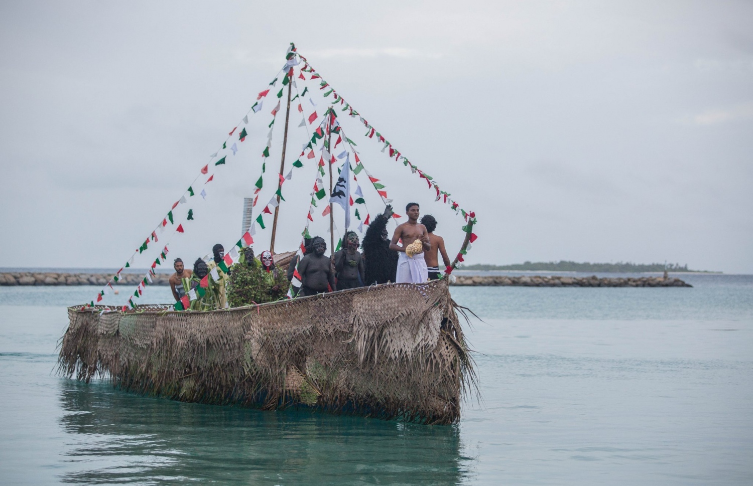 ނ. ވެލިދޫގައި އީދު ފާހަގަކުރުން: ފަން ޖަހައިފަ ހުރި ދޯންޏެއްގައި މާލިތައް ރަށާދިމާލަށް އަންނަނީ -- ފޮޓޯ: އީދު އުފާ ފޭސްބުކް ޕޭޖް