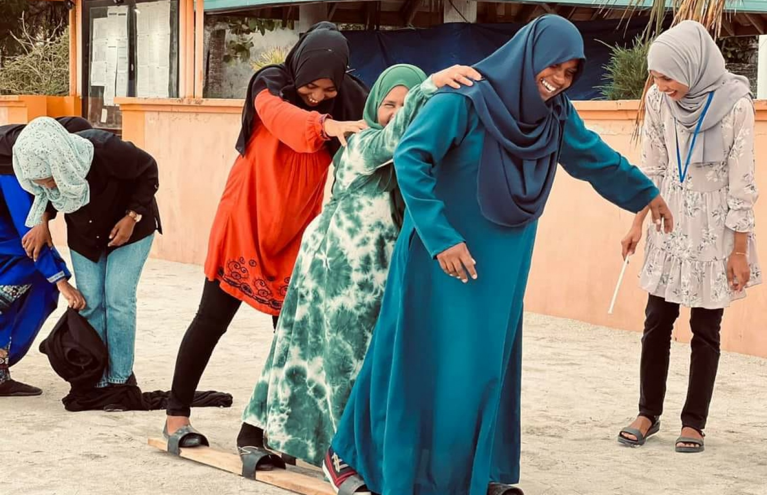 1443 ވަނަ އަހަރުގެ އަލްޙާ އީދުގައި ވަކަރައިދޫގެ އަންހެނުން، އެ ރަށުގެ މަގުތަކުގައި ކުރިއަށް ގެންދިޔަ ހަރަކާތްތައް -- ފޮޓޯ: ހުސެއިން ނުވާޒް