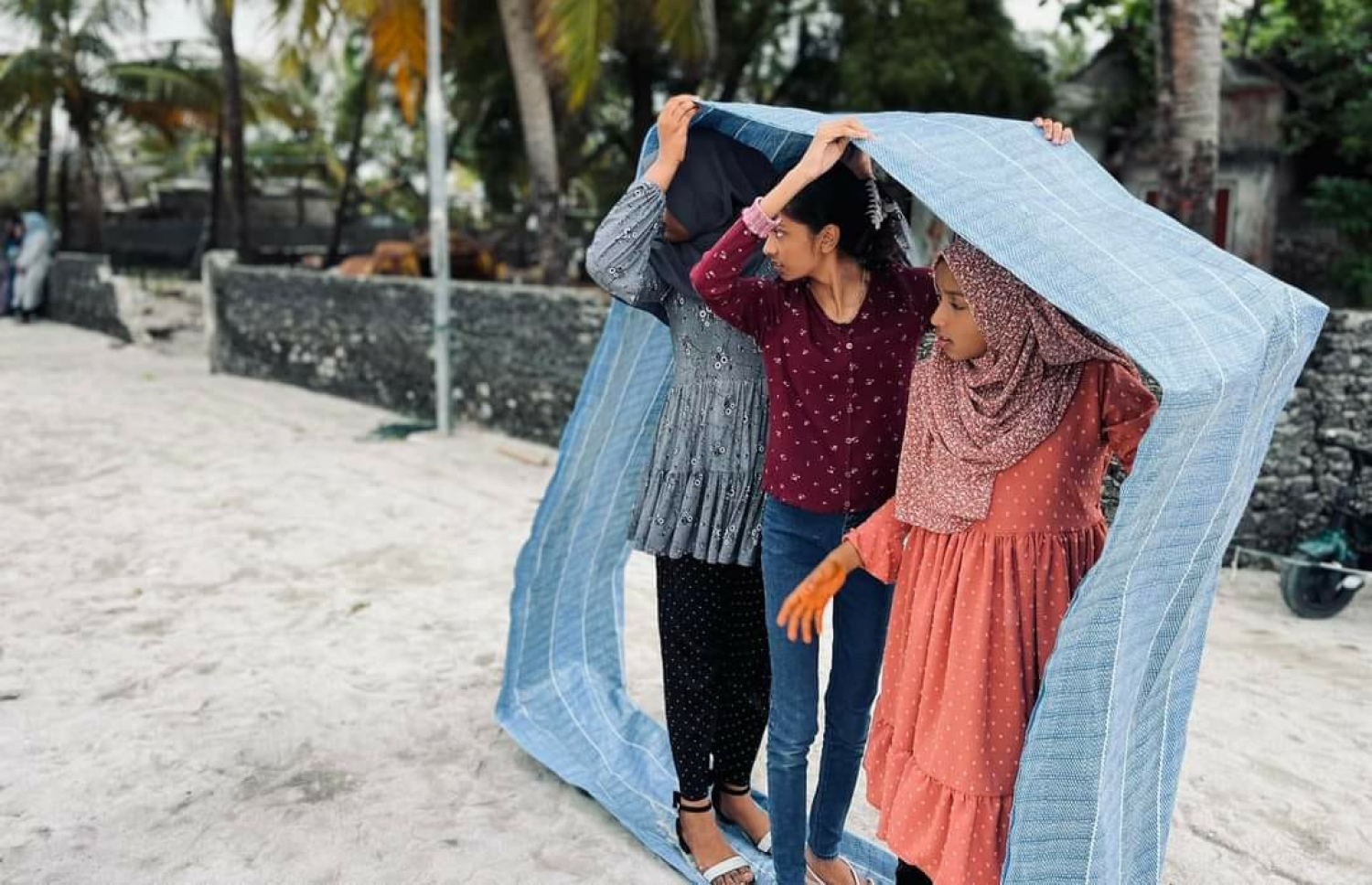 އީދު ފާހަގަކުރުމުގެ ގޮތުން ވައިކަރަދޫގައި ބޭއްވި ކުޑަކުދިންގެ ހަވީރުގައި ކުދިންތަކެއް ސަތަރިގަނޑެއްގެ ތެރެއިން ނުވެއްޓީ ހިނގާފަ ދަނީ -- ފޮޓޯ: ހުސެއިން ނުވާޒް