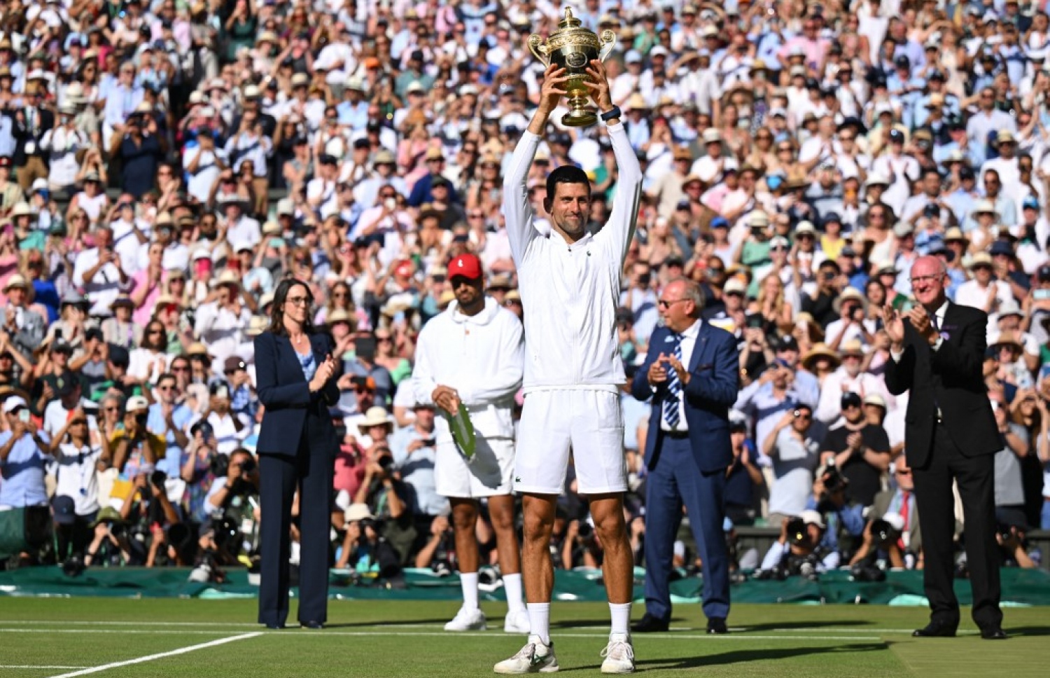 ކީރިއޯސް ބަލިކޮށް ޖޮކޮވިޗް، ވިމްބެލްޑަންގެ ޗެމްޕިއަންކަން ހަތްވަނަ ފަހަރަށް އުފުލާލަނީ.-- ފޮޓޯ: އޭއެފްޕީ