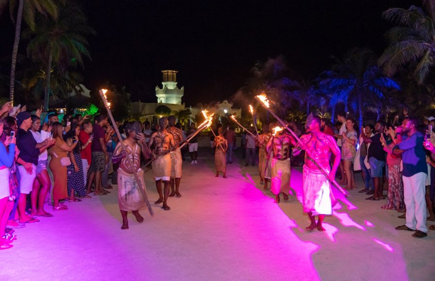 ކްރޮސް ރޯޑްސްގައި އިއްޔެ ރޭ އީދު ފާހަގަކުރަނީ -- ފޮޓޯ: ކްރޮސް ރޯޑްސް