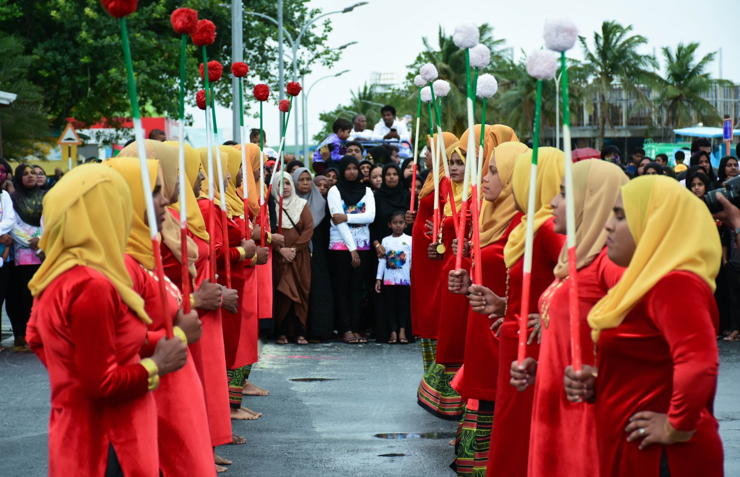 ބ. އޭދަފުށީގައި އީދު ފާހަގަކުރަން އިއްޔެ ބޭއްވި ކޯޑި ނެގުމުގެ ހަރަކާތް -- ފޮޓޯ: ތޯރިގު އަބްދުއްރަހުމާން