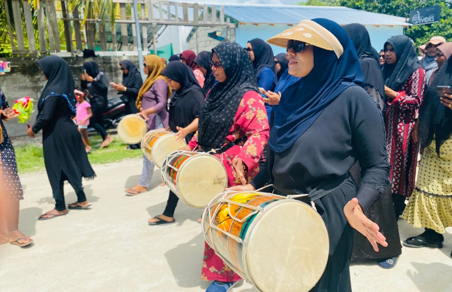 ކ. ހުރާގައި އިއްޔެ ީދު ފާހަގަކުރަންް އަންހެނުން ބޮޑުބެރު ޖަހަނީ -- ފޮޓޯ: ހުރާ ކައުންސިލް