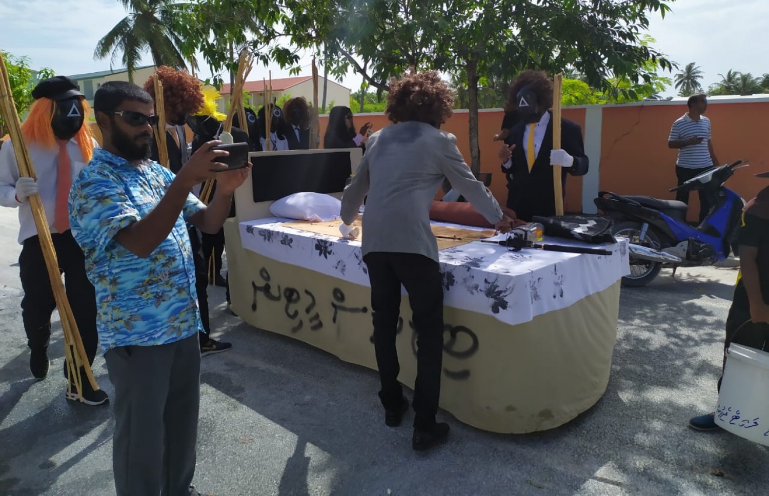 ހދ. ކުޅުދުއްފުށީގައި ކޮންމެ ބޮޑު އީދަކު ވެސް ބާއްވާ މަގުމަތީ ޕެރޭޑް އިއްޔެ އެ ރަށުގައި ބާއްވަނީ -- ފޮޓޯ: ފޭސްބުކް