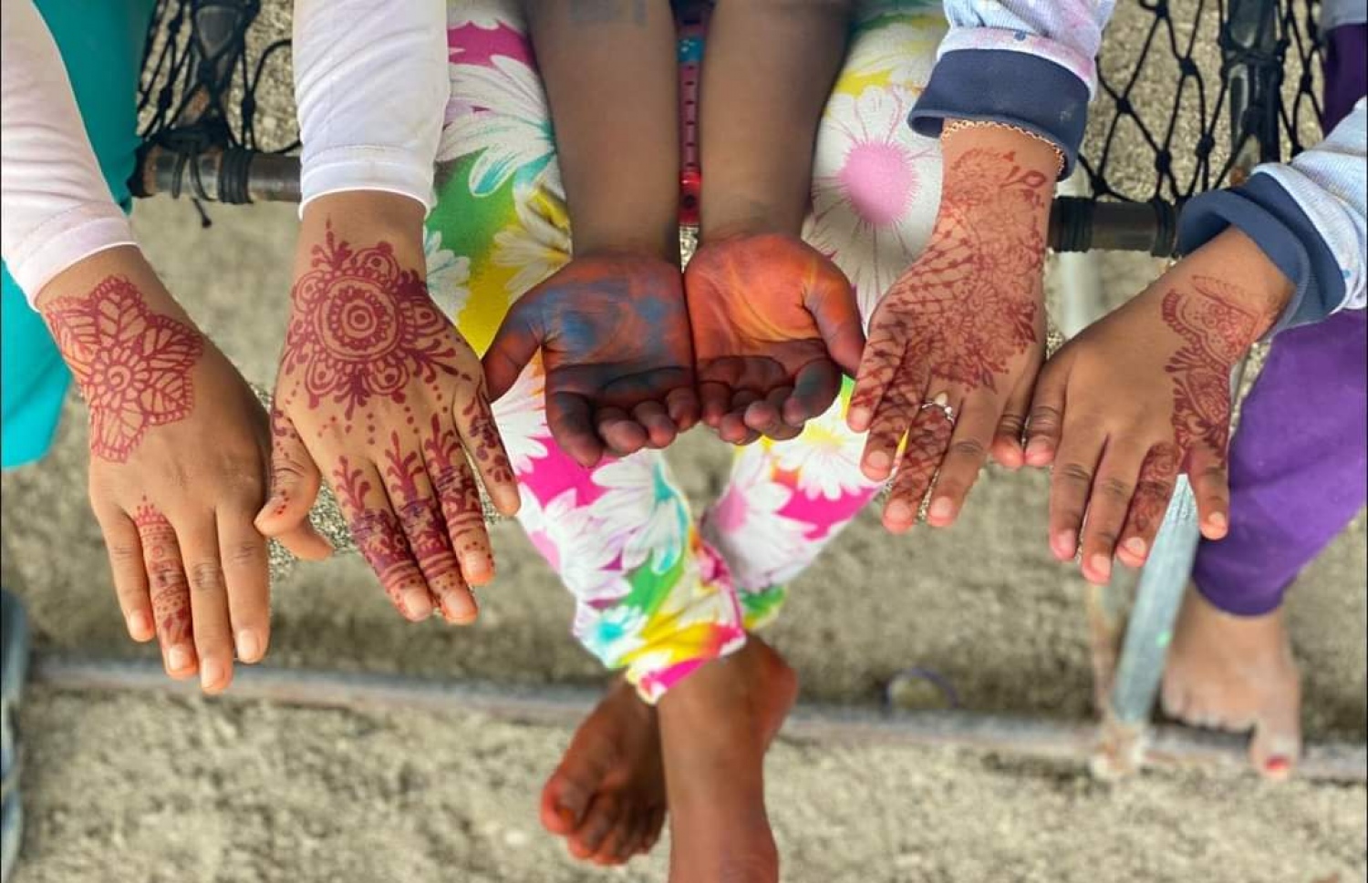 ލ. ކުނަހަންދޫގައި ކުދިންތަކެއް އަތުގައި ކުލަޖައްސައިފައި -- ފޮޓޯ: އަނާ ނައީމް