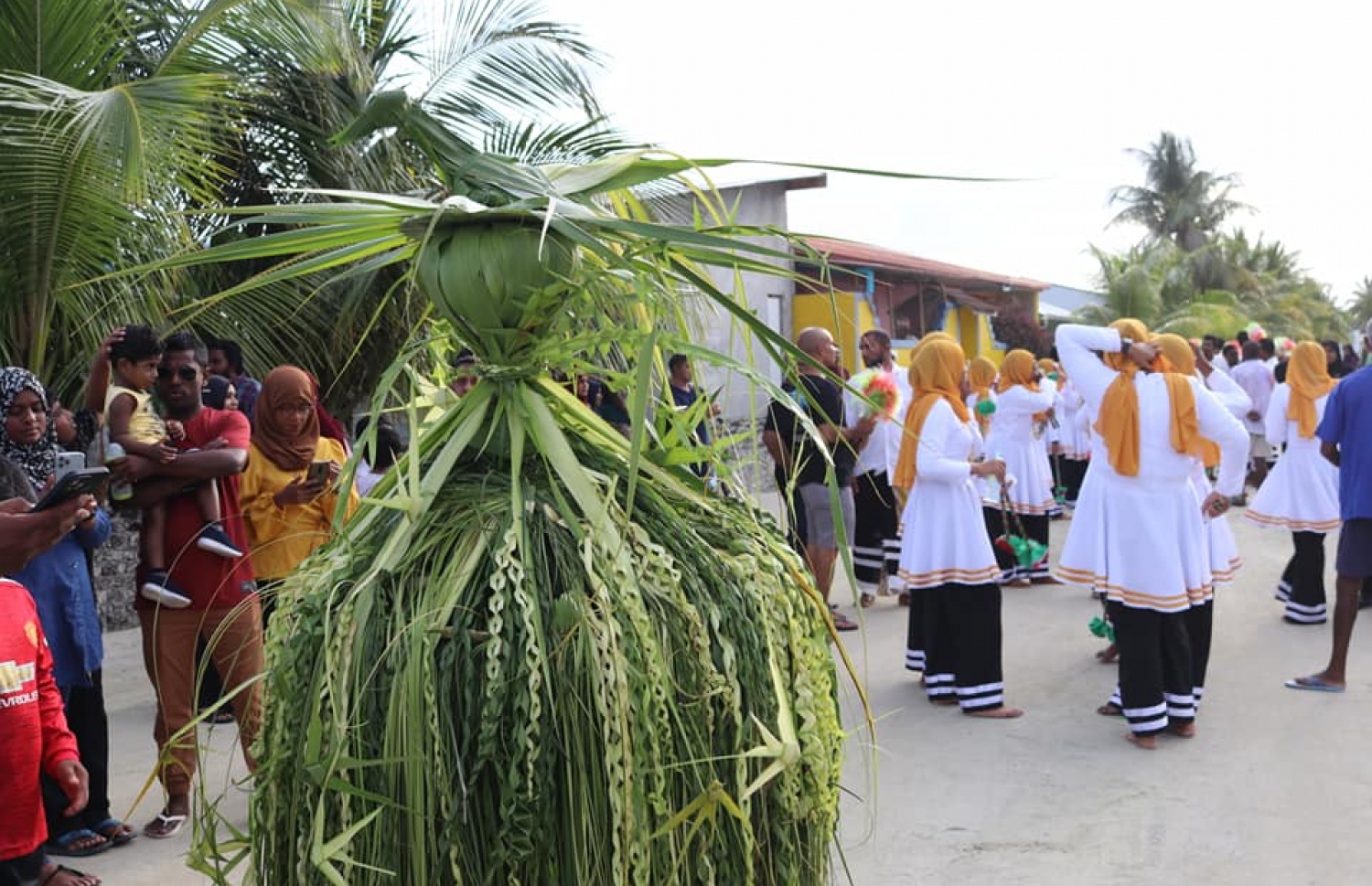 ބ. ތުޅާދޫގައި އީދު ފާހަގަކުރުމަށް ބޭއްވި ކޯޑި ނެގުމުގެ ހަރަކާތް-- ފޮޓޯ: ފޭސްބުކް