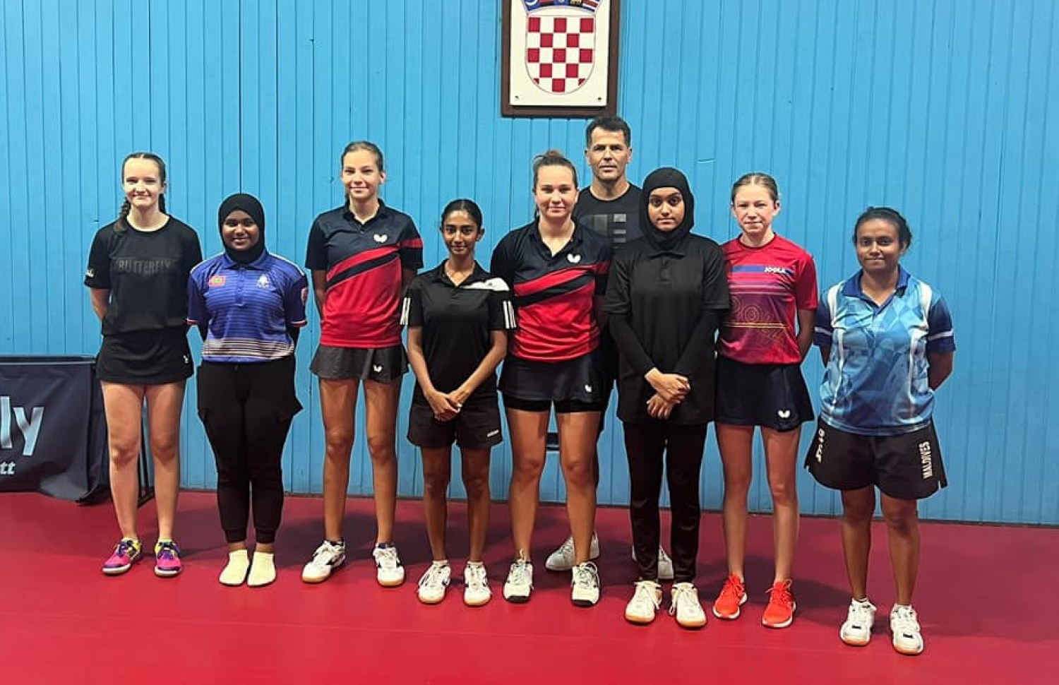 ކްރޮއޭޝިއާގެ ޓްރޭނިން ކޭމްޕްގެ ތެރެއިން ދިވެހި ޓީމާއެކު ކްރޮއޭޝިއާގެ ބައެއް ކުޅުންތެރިން ފޮޓޯ އަކަށް ހުއްޓިލައިގެން