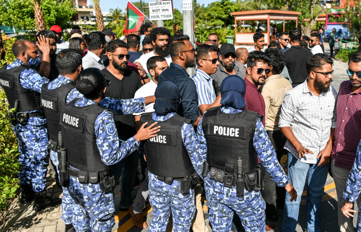 ސްރީ ލަންކާގެ ރައީސް ގޮޓާބަޔަ ރާޖަޕަކްސަ ސިއްރުން ރޭ ރާއްޖެ ވަޑައިގެން، ދިވެހި ސަރުކާރުގެ ހިމާޔަތް ހޯދާފައިވާތީ، ރާއްޖޭގައި ދިރިއުޅޭ ލަންކާގެ މީހުން ދިވެހި ސަރުކާރާ ދެކޮޅަށް މާލޭގައި މިއަދު މުޒާހަރާ ހުއްޓުވުމަށް ފުލުހުން މަސައްކަތް ކުރަނީ --. ފޮޓޯ: ނިޝާން އަލީ/މިހާރު