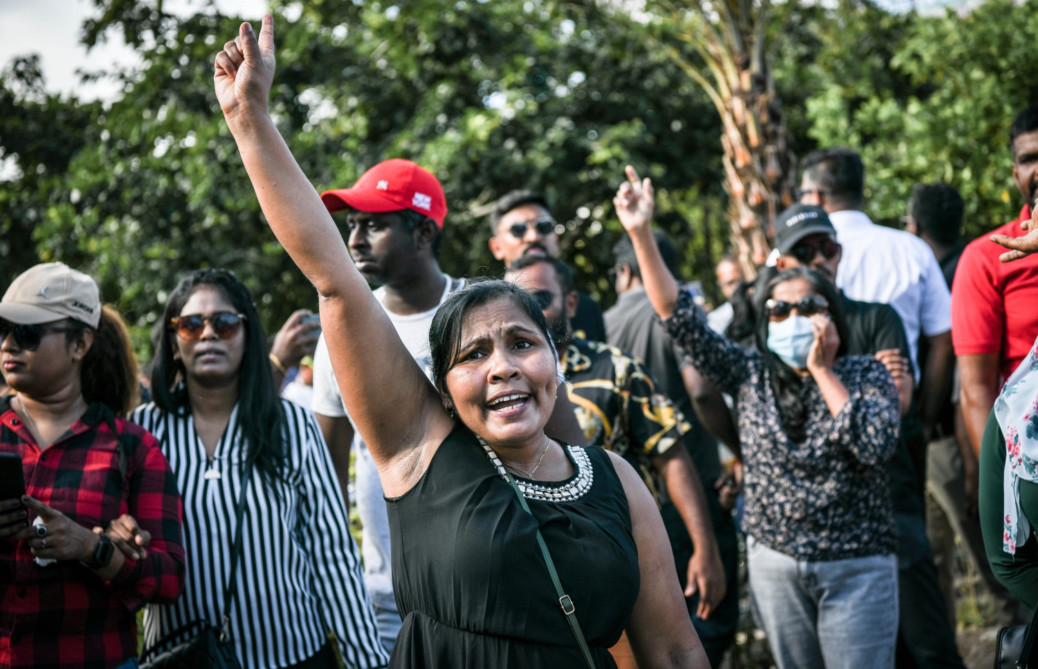 ސްރީ ލަންކާގެ ރައީސް ގޮޓާބަޔަ ރާޖަޕަކްސަ ސިއްރުން ރޭ ރާއްޖެ ވަޑައިގެން، ދިވެހި ސަރުކާރުގެ ހިމާޔަތް ހޯދާފައިވާތީ، ރާއްޖޭގައި އުޅޭ ލަންކާގެ ބައެއް މީހުން މާލޭގައި މިއަދު މުޒާހަރާ ކުރަނީ: މުޒާހަރާ ފެށިތަނާ ކަހަލަ ގޮތަކަށް ފުލުހުން އެ މީހުން ހުއްޓުވާފައިވާއިރު، އެ މީހުން ވަނީ ލަންކާގެ ރައީސް ރާއްޖެ ދޫކުރައްވައި ވަޑައިގަތުމަށް ގޮވާލާފައި.---ފޮޓޯ: ނިޝާން އަލީ| މިހާރު