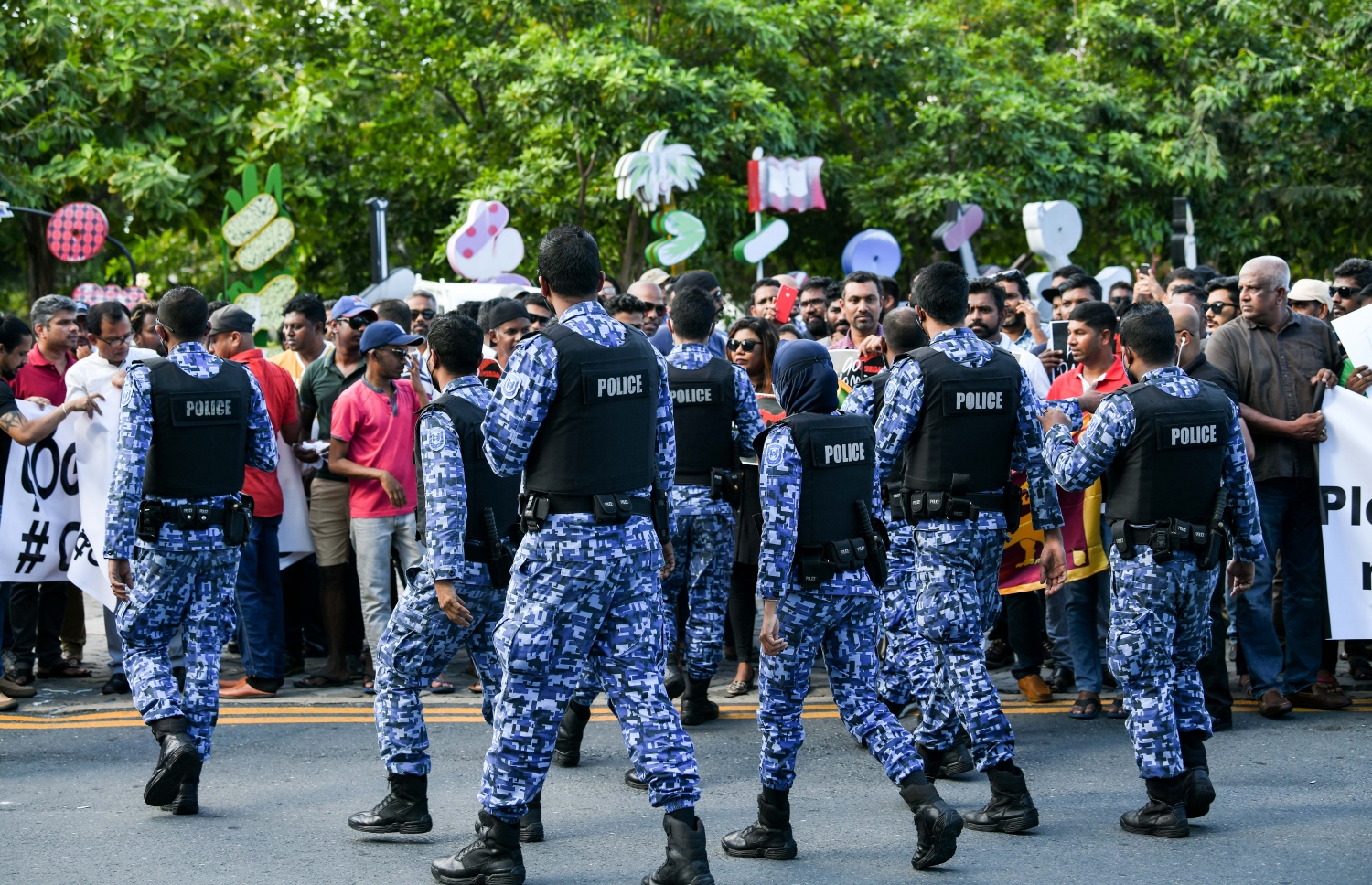 ސްރީ ލަންކާގެ ރައީސް ގޮޓާބަޔަ ރާޖަޕަކްސަ ސިއްރުން ރޭ ރާއްޖެ ވަޑައިގެން، ދިވެހި ސަރުކާރުގެ ހިމާޔަތް ހޯދާފައިވާތީ، ރާއްޖޭގައި ދިރިއުޅޭ ލަންކާގެ މީހުން ދިވެހި ސަރުކާރާ ދެކޮޅަށް މާލޭގައި މިއަދު މުޒާހަރާ ހުއްޓުވުމަށް ފުލުހުން މަސައްކަތް ކުރަނީ --. ފޮޓޯ: ނިޝާން އަލީ/މިހާރު