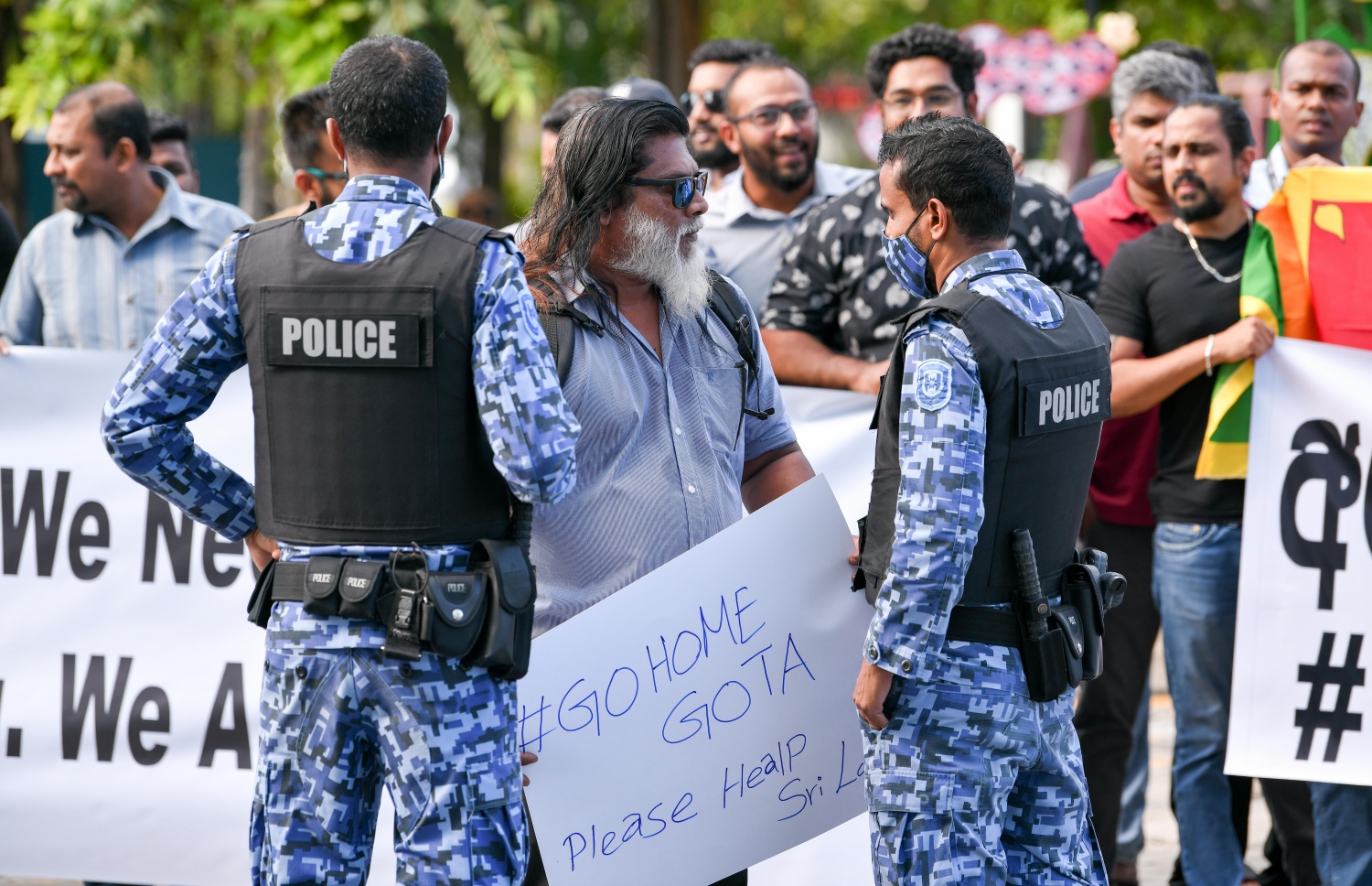 ސްރީ ލަންކާގެ ރައީސް ގޮޓާބަޔަ ރާޖަޕަކްސަ ސިއްރުން ރޭ ރާއްޖެ ވަޑައިގެން، ދިވެހި ސަރުކާރުގެ ހިމާޔަތް ހޯދާފައިވާތީ، ރާއްޖޭގައި އުޅޭ ލަންކާގެ ބައެއް މީހުން މާލޭގައި މިއަދު މުޒާހަރާ ފުލުހުން ހުއްޓުވަނީ: މި މުޒާހަރާ އަށް 100 އެއްހާ މީހުން ނުކުތް.---ފޮޓޯ: ނިޝާން އަލީ| މިހާރު