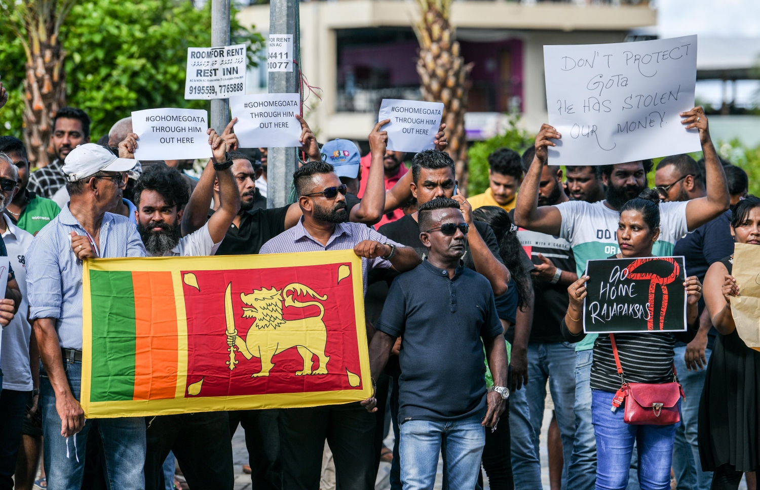 ސްރީ ލަންކާގެ ރައީސް ގޮޓާބަޔަ ރާޖަޕަކްސަ ސިއްރުން ރޭ ރާއްޖެ ވަޑައިގެން، ދިވެހި ސަރުކާރުގެ ހިމާޔަތް ހޯދާފައިވާތީ، ރާއްޖޭގައި އުޅޭ ލަންކާގެ ބައެއް މީހުން މާލޭގައި މިއަދު މުޒާހަރާ ކުރަނީ: މުޒާހަރާ ފެށިތަނާ ކަހަލަ ގޮތަކަށް ފުލުހުން ވަނީ އެ މީހުން ހުއްޓުވާފައި.---ފޮޓޯ: ނިޝާން އަލީ| މިހާރު