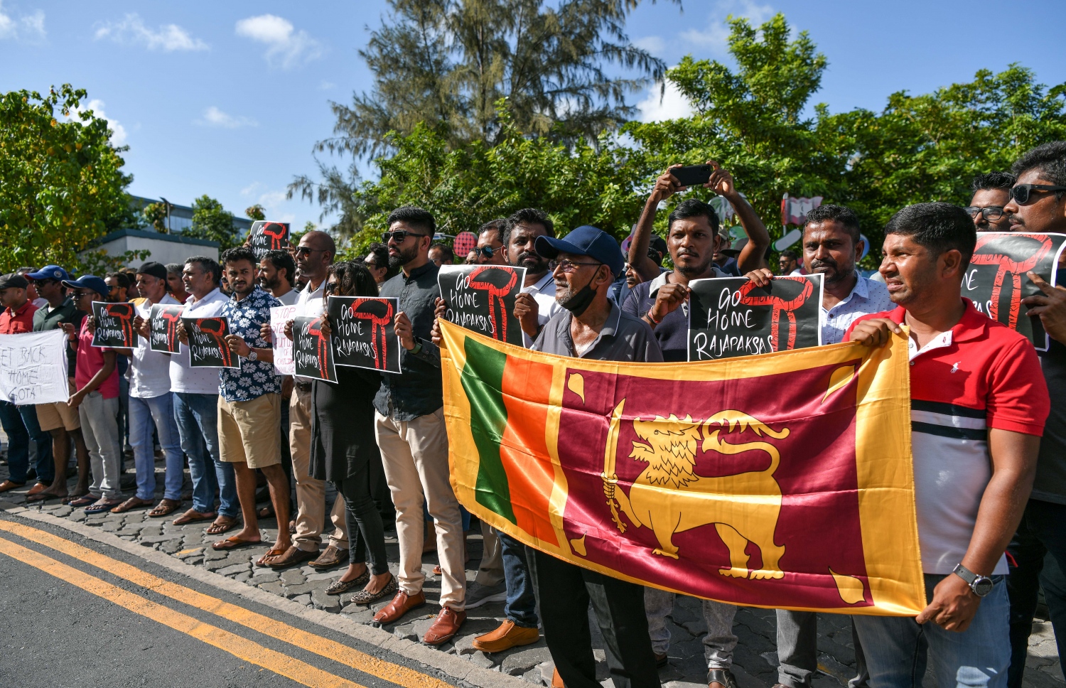 ސްރީ ލަންކާގެ ރައީސް ގޮޓާބަޔަ ރާޖަޕަކްސަ ސިއްރުން ރޭ ރާއްޖެ ވަޑައިގެން، ދިވެހި ސަރުކާރުގެ ހިމާޔަތް ހޯދާފައިވާތީ، ރާއްޖޭގައި ދިރިއުޅޭ ލަންކާގެ މީހުން ދިވެހި ސަރުކާރާ ދެކޮޅަށް މާލޭގައި މިއަދު މުޒާހަރާ ކުރަނީ، އަލިމަސް ކާނިވާ ސަރަހައްދުގައި 100 އެއްހާ މީހުން އެއްވެ މުޒާހަރާ ފެށިތަނާ ފުލުހުން ނުކުމެ އެ މީހުން އަނބުރާ ފޮނުވައިލި --. ފޮޓޯ: ނިޝާން އަލީ/މިހާރު