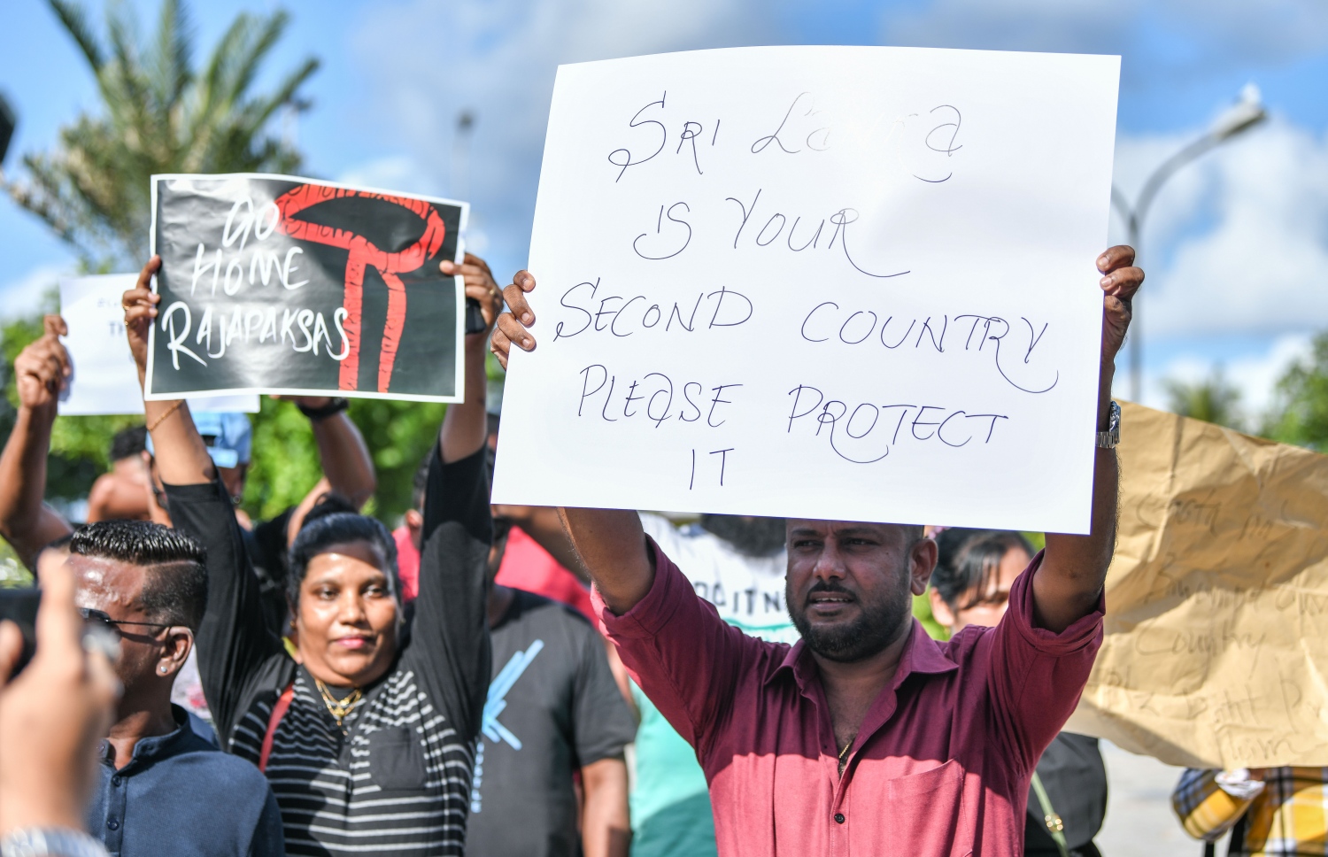 ސްރީ ލަންކާގެ ރައީސް ގޮޓާބަޔަ ރާޖަޕަކްސަ ސިއްރުން ރޭ ރާއްޖެ ވަޑައިގެން، ދިވެހި ސަރުކާރުގެ ހިމާޔަތް ހޯދާފައިވާތީ، ރާއްޖޭގައި އުޅޭ ލަންކާގެ ބައެއް މީހުން މާލޭގައި މިއަދު މުޒާހަރާ ކުރަނީ: މުޒާހަރާ ފެށިތަނާ ކަހަލަ ގޮތަކަށް ފުލުހުން ވަނީ އެ މީހުން ހުއްޓުވާފައި.---ފޮޓޯ: ނިޝާން އަލީ| މިހާރު