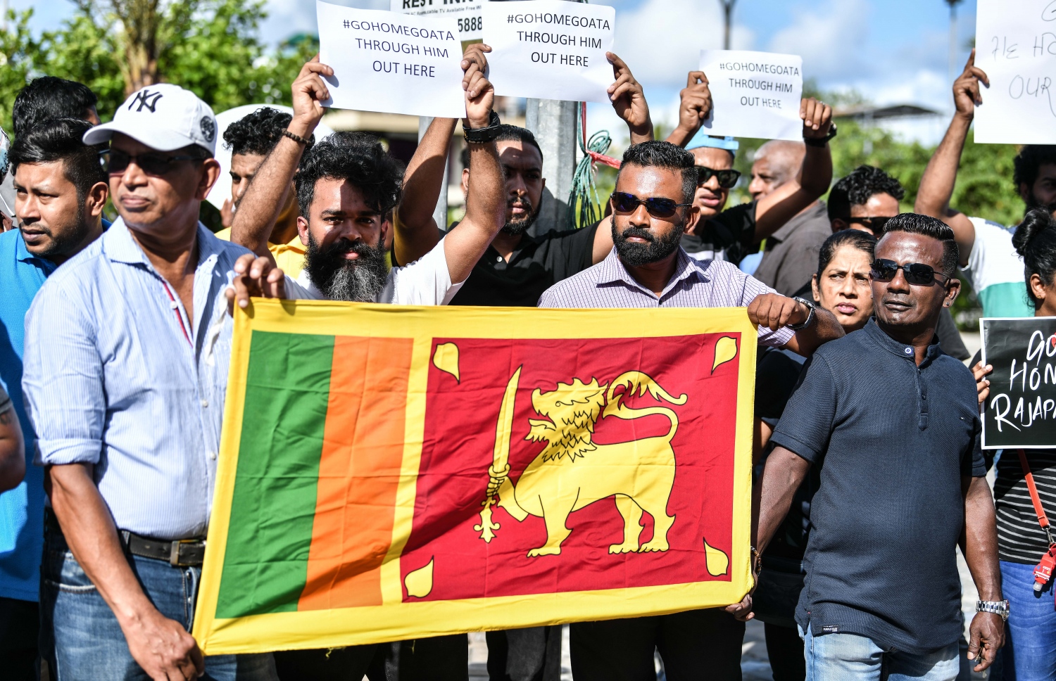 ސްރީ ލަންކާގެ ރައީސް ގޮޓާބަޔަ ރާޖަޕަކްސަ ސިއްރުން ރޭ ރާއްޖެ ވަޑައިގެން، ދިވެހި ސަރުކާރުގެ ހިމާޔަތް ހޯދާފައިވާތީ، ރާއްޖޭގައި އުޅޭ ލަންކާގެ ބައެއް މީހުން މާލޭގައި މިއަދު މުޒާހަރާ ކުރަނީ: މުޒާހަރާ ފެށިތަނާ ކަހަލަ ގޮތަކަށް ފުލުހުން ވަނީ އެ މީހުން ހުއްޓުވާފައި.---ފޮޓޯ: ނިޝާން އަލީ| މިހާރު