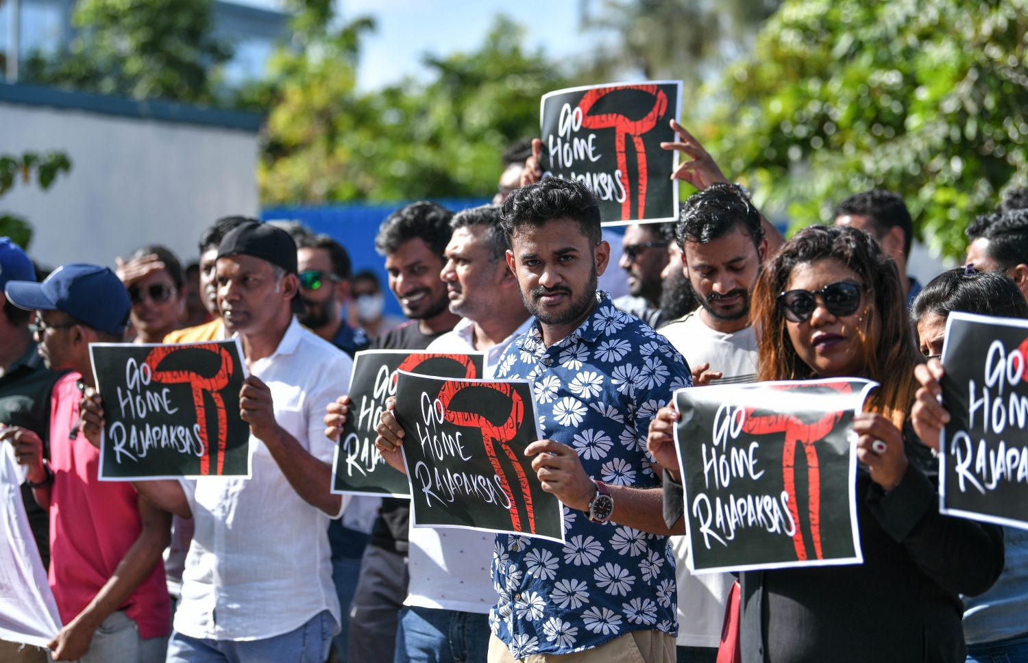 ސްރީ ލަންކާގެ ރައީސް ގޮޓާބަޔަ ރާޖަޕަކްސަ ސިއްރުން ރޭ ރާއްޖެ ވަޑައިގެން، ދިވެހި ސަރުކާރުގެ ހިމާޔަތް ހޯދާފައިވާތީ، ރާއްޖޭގައި އުޅޭ ލަންކާގެ ބައެއް މީހުން މާލޭގައި މިއަދު މުޒާހަރާ ކުރަނީ: މުޒާހަރާ ފެށިތަނާ ކަހަލަ ގޮތަކަށް ފުލުހުން ވަނީ އެ މީހުން ހުއްޓުވާފައި.---ފޮޓޯ: ނިޝާން އަލީ| މިހާރު