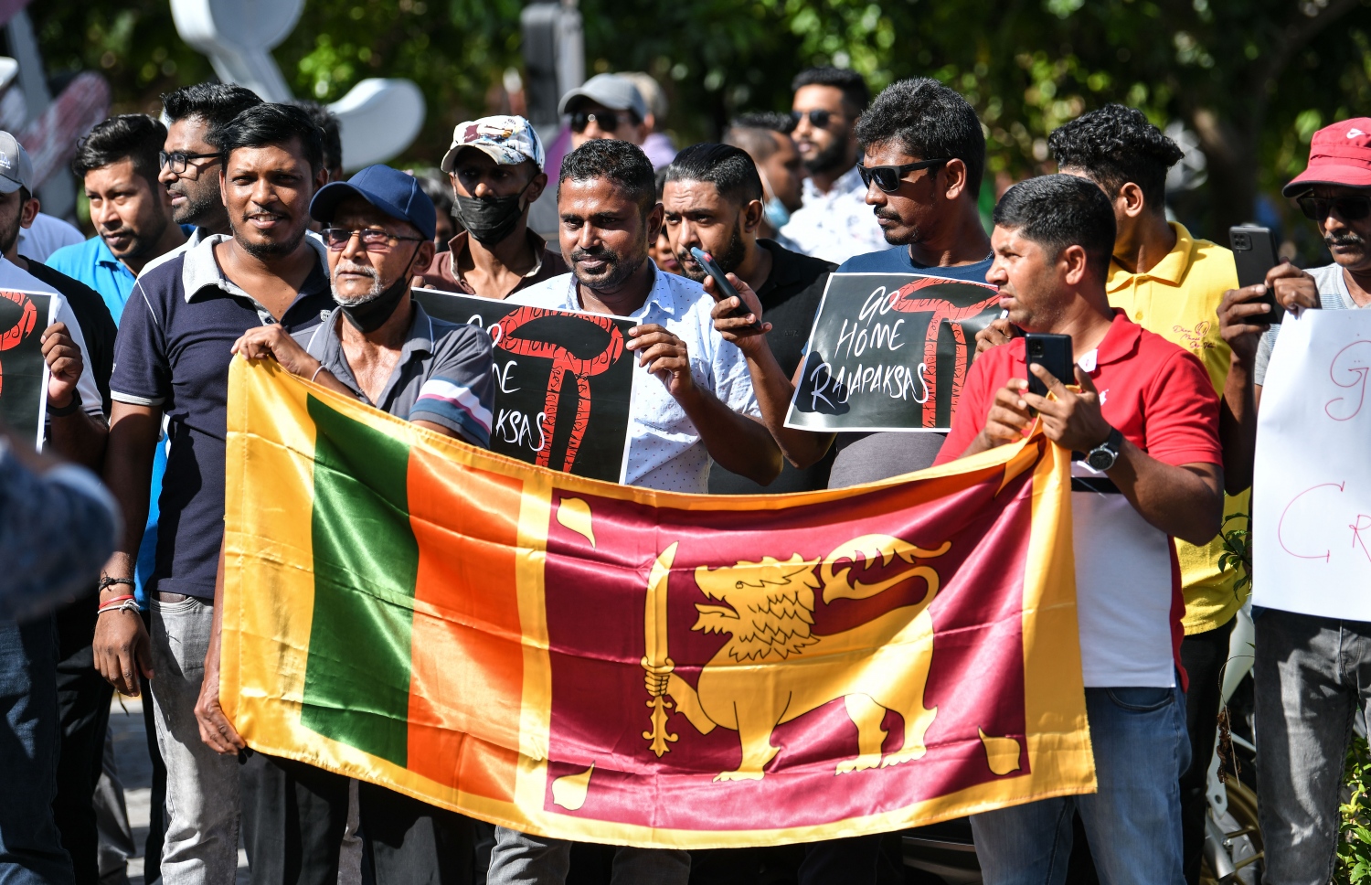 ސްރީ ލަންކާގެ ރައީސް ގޮޓާބަޔަ ރާޖަޕަކްސަ ސިއްރުން ރޭ ރާއްޖެ ވަޑައިގެން، ދިވެހި ސަރުކާރުގެ ހިމާޔަތް ހޯދާފައިވާތީ، ރާއްޖޭގައި އުޅޭ ލަންކާގެ ބައެއް މީހުން މާލޭގައި މިއަދު މުޒާހަރާ ކުރަނީ: މުޒާހަރާ ފެށިތަނާ ކަހަލަ ގޮތަކަށް ފުލުހުން ވަނީ އެ މީހުން ހުއްޓުވާފައި.---ފޮޓޯ: ނިޝާން އަލީ| މިހާރު