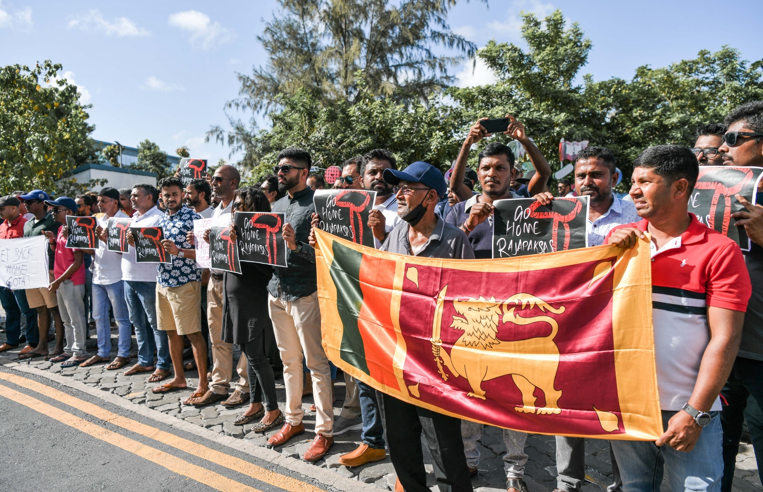 ސްރީ ލަންކާގެ ރައީސް ގޮޓާބަޔަ ރާޖަޕަކްސަ ސިއްރުން ރޭ ރާއްޖެ ވަޑައިގެން، ދިވެހި ސަރުކާރުގެ ހިމާޔަތް ހޯދާފައިވާތީ، ރާއްޖޭގައި އުޅޭ ލަންކާގެ ބައެއް މީހުން މާލޭގައި މިއަދު މުޒާހަރާ ކުރަނީ: މުޒާހަރާ ފެށިތަނާ ކަހަލަ ގޮތަކަށް ފުލުހުން ވަނީ އެ މީހުން ހުއްޓުވާފައި.---ފޮޓޯ: ނިޝާން އަލީ| މިހާރު