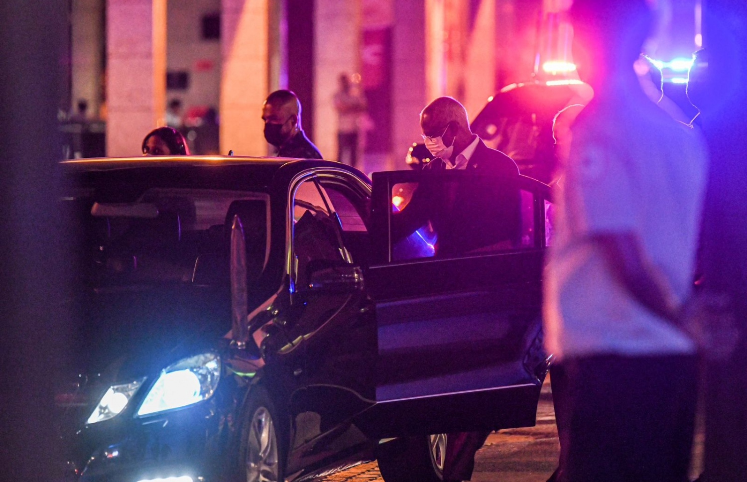 ރައީސް އިބްރާހިމް މުހައްމަދު ސޯލިހު، ހައްޖުގެ އަޅުކަމަށް ފަހު ރާއްޖެ ވަޑައިގެން އެއާޕޯޓުން ކާރުކޮޅަށް އަރާވަޑައިގަންނަވަނީ: ގޮޓާބަޔަ ރާއްޖެ ވަޑައިގަތުމާ ގުޅިގެން ނޫސްވެރިން ސުވާލު ކުރުމަށް ރައީސް މިރޭ ޖާގައެއް ނުދެއްވި.---ފޮޓޯ: ނިޝާން އަލީ| މިހާރު