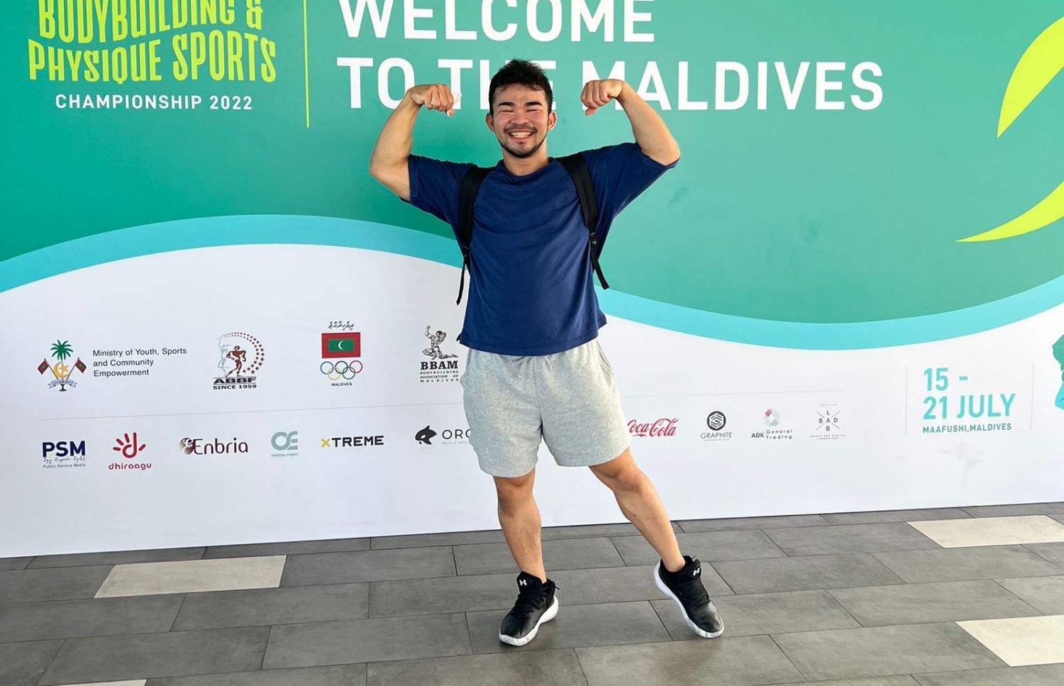 ރާއްޖޭގައި ބާއްވާ 54 ވަނަ އޭޝިއަން ބޮޑީބިލްޑިންގް ޗެމްޕިއަންޝިޕްގައި ވާދަކުރަން ރާއްޖެ އައި ޖަޕާނުގެ އެތުލީޓަކު ވެލާނާ އިންޓަނޭޝަނަލް އެއާޕޯޓުގައި ފޮޓޯއަކަށް ހުއްޓިގެން: މި މުބާރާތް އޮންނާނީ ކ. މާފުށީ އަދި ކްރޮސް ރޯޑްސް މޯލްޑިވްސްގައި ޖުލައި 15-21 އަށް.--- ފޮޓޯ: ބީބީއޭއެމް