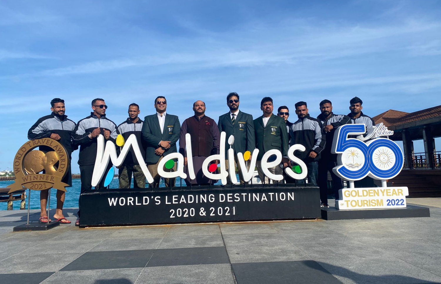 ރާއްޖޭގައި ބާއްވާ 54 ވަނަ އޭޝިއަން ބޮޑީބިލްޑިންގް ޗެމްޕިއަންޝިޕްގައި ވާދަކުރަން އައި ޕާކިސްތާނުގެ ޓީމުގެ ބައެއް އެތުލީޓުންނާއި އޮފިޝަލުން ފޮޓޯއަކަށް ހުއްޓިގެން.---- ފޮޓޯ: ބީބީއޭއެމް