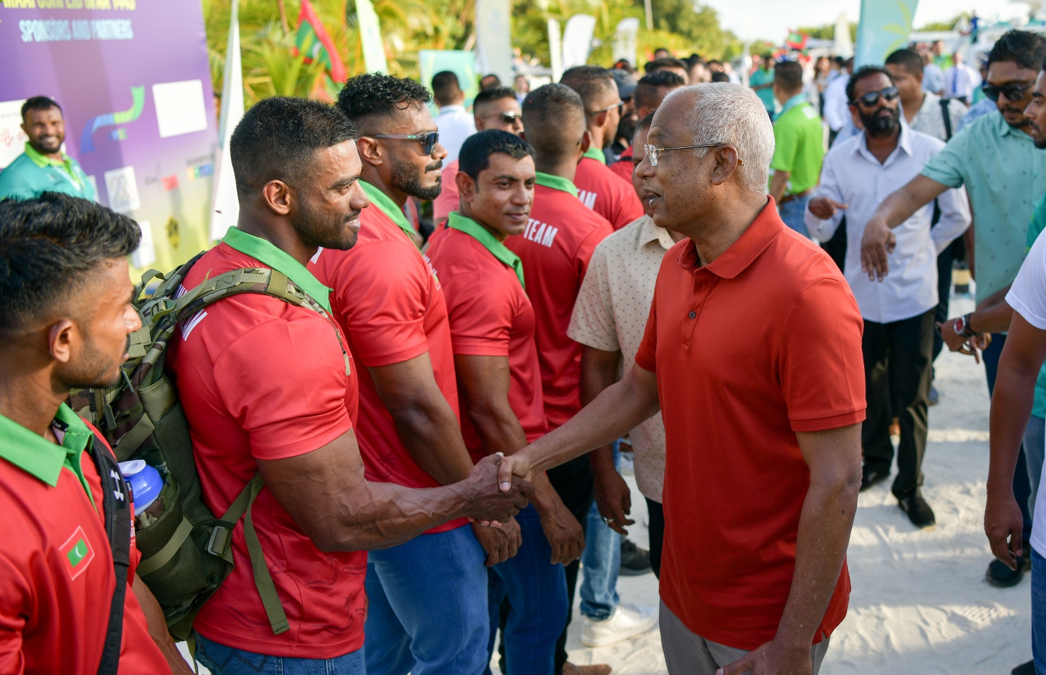 އޭޝިއަން ބޮޑީ ބިލްޑިން ޗެމްޕިއަންޝިޕްގައި ވާދަކުރާ ދިވެހި ޓީމުގެ އެތުލީޓަކު ރައީސް އިބްރާހިމް މުހައްމަދު ސޯލިހް (ކ) ސަލާމް ކުރައްވަނީ ---- ފޮޓޯ: ނިޝާން އަލީ | މިހާރު
