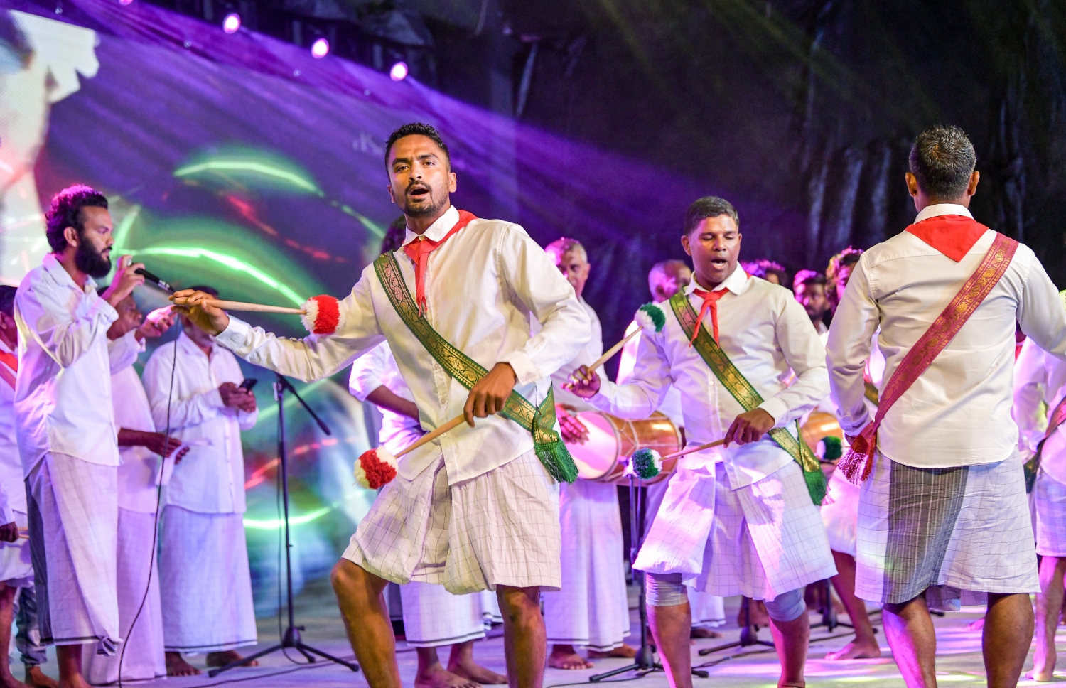 ރާއްޖޭގައި ބާއްވާ އޭޝިއާގެ ބޮޑީ ބިލްޑިން އަދި ފިޒިކް ސްޕޯޓްސް ޗެމްޕިއަންޝިޕް އިފްތިތާހު ކުރުމަށް ކ. މާފުށީގެ ބީޗް ސަރަހައްދުގައި ބޭއްވި ހަފުލާގައި ސަގާފީ ހަރަކާތެއް ހުށަހަޅައިދެނީ.--- ފޮޓޯ: ނިޝާން އަލީ/މިހާރު