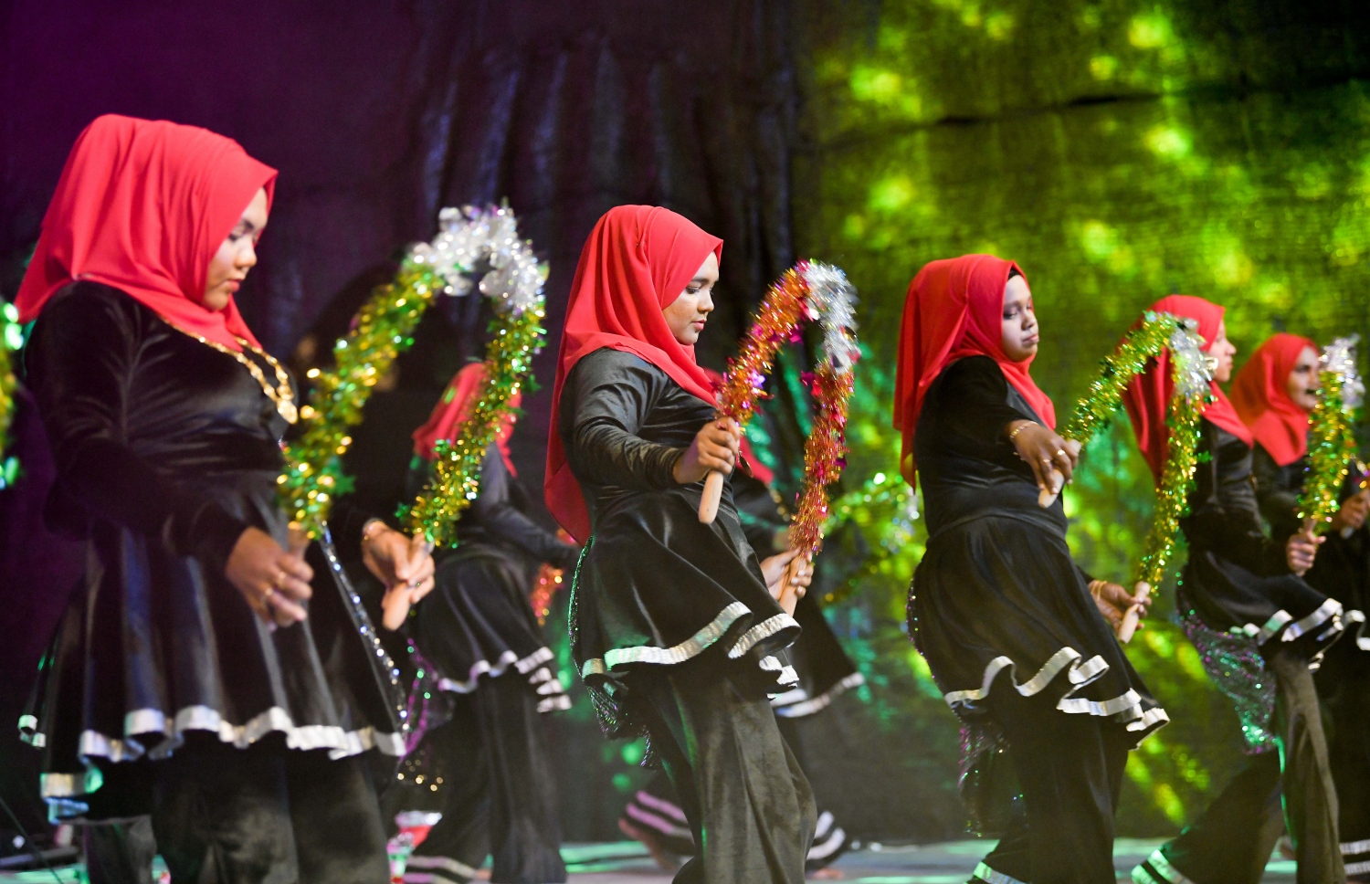 ރާއްޖޭގައި ބާއްވާ އޭޝިއާގެ ބޮޑީ ބިލްޑިން އަދި ފިޒިކް ސްޕޯޓްސް ޗެމްޕިއަންޝިޕް އިފްތިތާހު ކުރުމަށް ކ. މާފުށީގެ ބީޗް ސަރަހައްދުގައި ބޭއްވި ހަފުލާގައި ސަގާފީ ހަރަކާތެއް ހުށަހަޅައިދެނީ.--- ފޮޓޯ: ނިޝާން އަލީ/މިހާރު