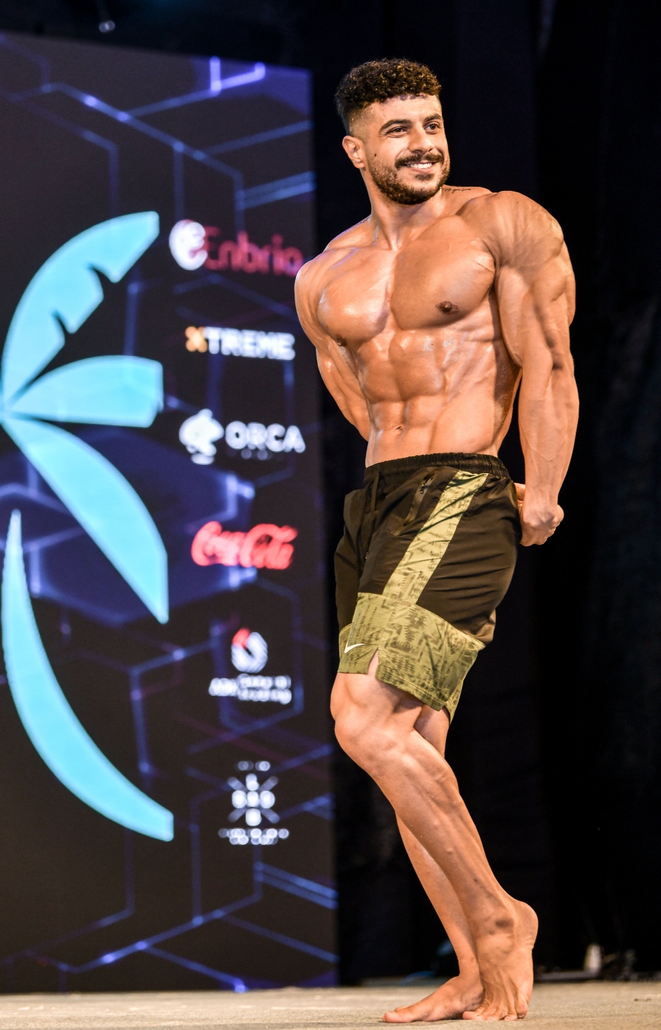 ރާއްޖޭގައި ބާއްވާ އޭޝިއާގެ ބޮޑީ ބިލްޑިން އަދި ފިޒިކް ސްޕޯޓްސް ޗެމްޕިއަންޝިޕް އިފްތިތާހު ކުރުމަށް ކ. މާފުށީގައި ބޭއްވި ހަފުލާގައި މުބާރާތުގެ ބައިވެރިއަކު ފިޒިކް ދައްކާލަނީ.--- ފޮޓޯ: ނިޝާން އަލީ/މިހާރު