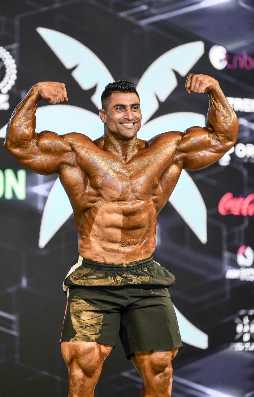 ރާއްޖޭގައި ބާއްވާ އޭޝިއާގެ ބޮޑީ ބިލްޑިން އަދި ފިޒިކް ސްޕޯޓްސް ޗެމްޕިއަންޝިޕް އިފްތިތާހު ކުރުމަށް ކ. މާފުށީގައި ބޭއްވި ހަފުލާގައި މުބާރާތުގެ ބައިވެރިއަކު ފިޒިކް ދައްކާލަނީ.--- ފޮޓޯ: ނިޝާން އަލީ/މިހާރު