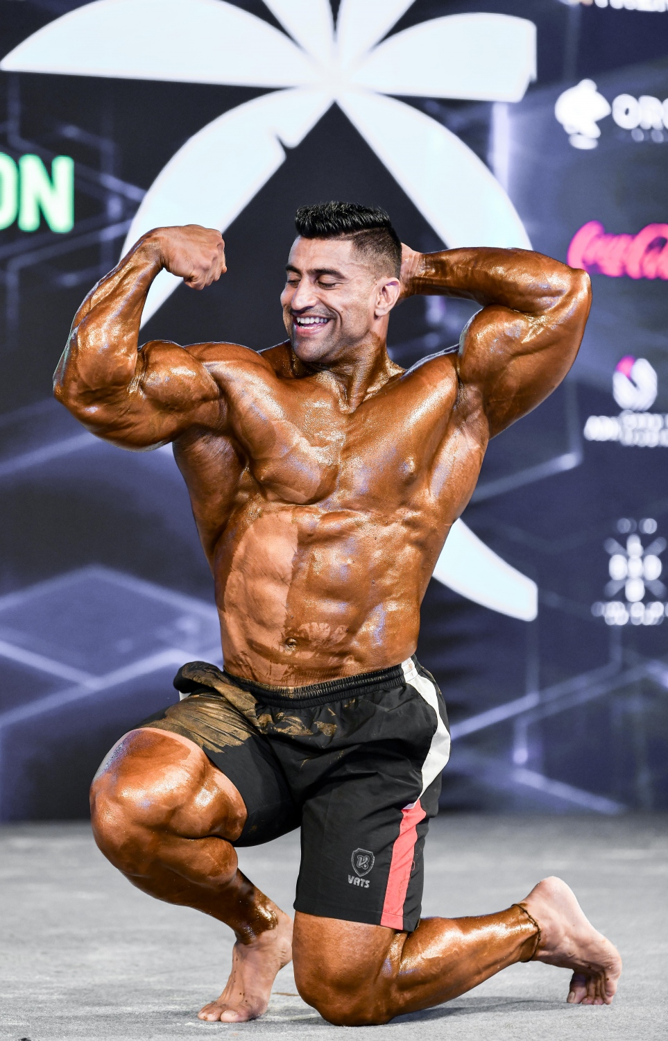 ރާއްޖޭގައި ބާއްވާ އޭޝިއާގެ ބޮޑީ ބިލްޑިން އަދި ފިޒިކް ސްޕޯޓްސް ޗެމްޕިއަންޝިޕް އިފްތިތާހު ކުރުމަށް ކ. މާފުށީގައި ބޭއްވި ހަފުލާގައި މުބާރާތުގެ ބައިވެރިއަކު ފިޒިކް ދައްކާލަނީ.--- ފޮޓޯ: ނިޝާން އަލީ/މިހާރު