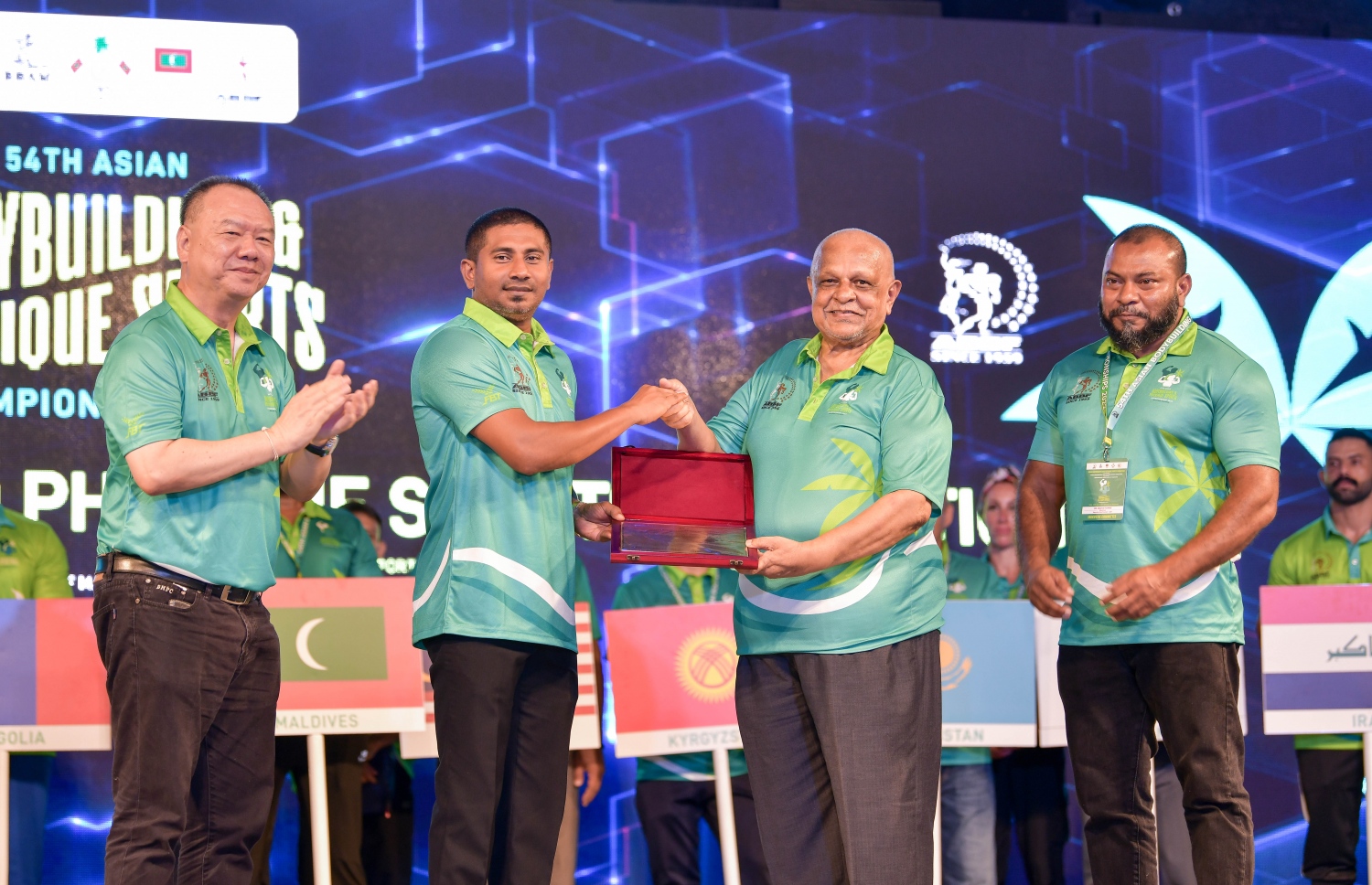 ރާއްޖޭގެ ބޮޑީ ބިލްޑިން ކުރިއެރުވުމަށް ކުރައްވާ މަސައްކަތުގެ އަގުވަޒަން ކުރުމުގެ ގޮތުން އޭބީބީއެފުން ސްޕޯޓްސް މިނިސްޓަރު އަހުމަދު މަހުލޫފަށް އެވޯޑެއް ދެނީ.--- ފޮޓޯ: ނިޝާން އަލީ/މިހާރު