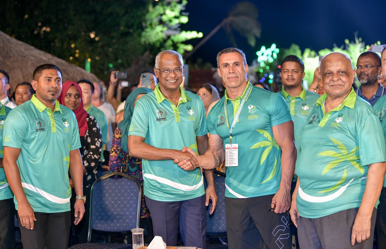 ރާއްޖޭގައި ބާއްވާ އޭޝިއާގެ ބޮޑީ ބިލްޑިން އަދި ފިޒިކް ސްޕޯޓްސް ޗެމްޕިއަންޝިޕް އިފްތިތާހު ކުރުމަށް ކ. މާފުށީގެ ބީޗް ސަރަހައްދުގައި އޮތް ހަފުލާގައި ރައީސް އިބްރާހިމް މުހައްމަދު ސޯލިހު ބައެއް މީހުންނާ ސަލާމް ކުރައްވަނީ.--- ފޮޓޯ: ނިޝާން އަލީ/މިހާރު