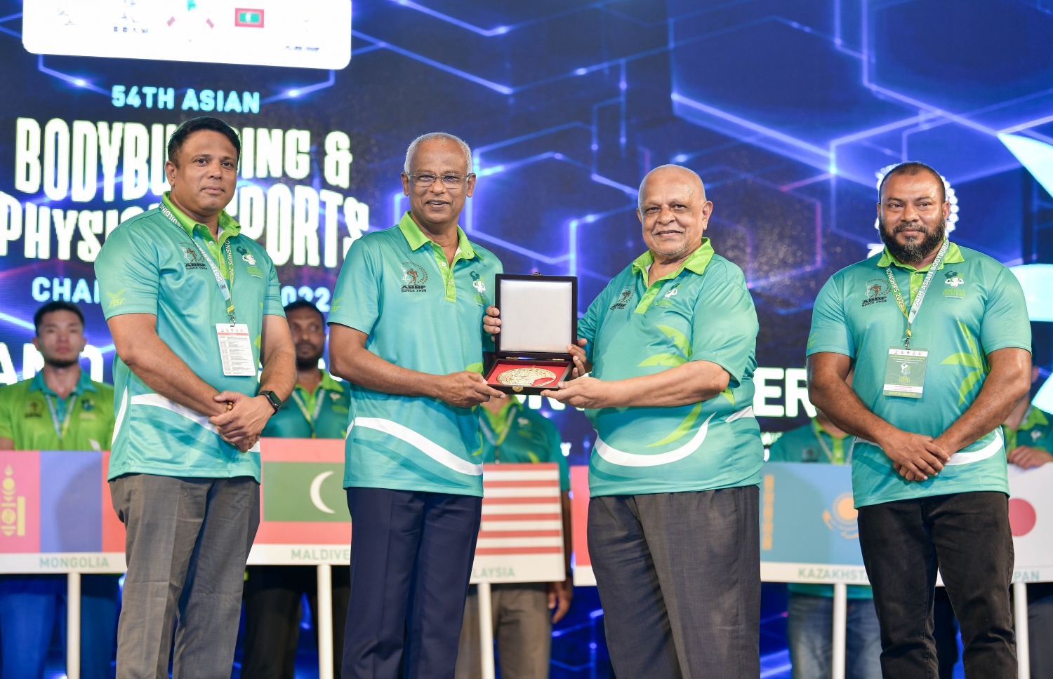 ރާއްޖޭގެ ބޮޑީ ބިލްޑިން ތަރައްގީ ކުރުމަށް ދިވެހި ސަރުކާރުން ކޮށްފައިވާ މަސައްކަތް އަގުވަޒން ކުރުމުގެ ގޮތުން އޭޝިއަން ބޮޑީ ބިލްޑިން ފެޑެރޭޝަނުން، ރައީސް އިބްރާހިމް މުހައްމަދު ސޯލިހަށް އަގުވަޒަން ކުރުމުގެ އެވޯޑެއް ދެނީ.--- ފޮޓޯ: ނިޝާން އަލީ | މިހާރު